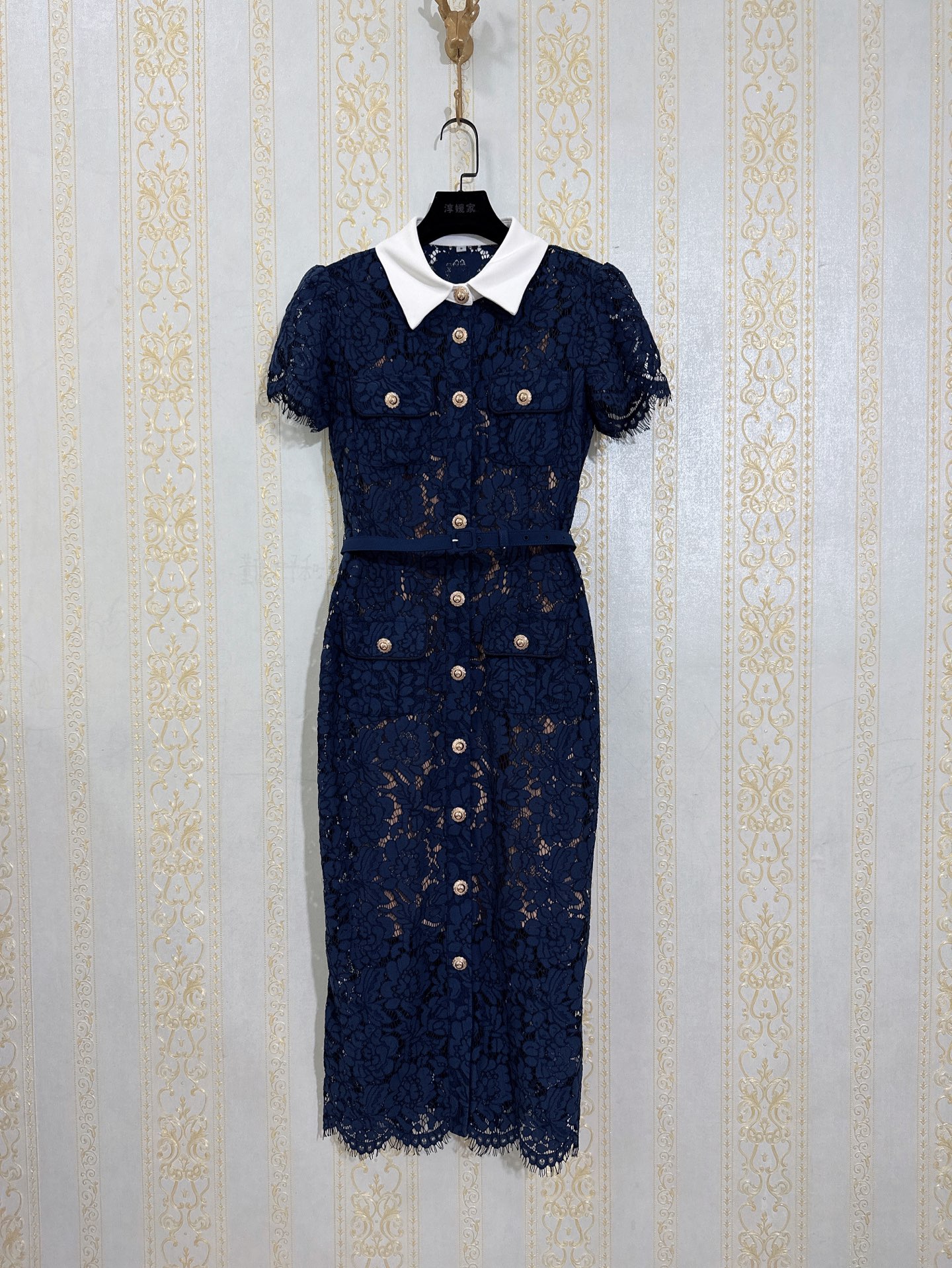 NO:654973,Self-Portrait new season series, synchronized with the official website, original one-to-one high-end customized navy blue, elegant commuter lapel, lace long dress (with belt), four sizes in one color, SMLXL (S length 120CM, bust 84CM suitable, waist 69CM and so on),,skirts,alexander wang19860909Self-Portrait 新一季系列 官网同步 原版一比一高端定制藏蓝色 气质通勤翻领 蕾丝长款连衣裙（配腰带） 一色四码 SMLXL（S衣长120CM 胸围84CM内合适 腰围69CM以此类推）,,skirts,alexander wang,Women's clothing