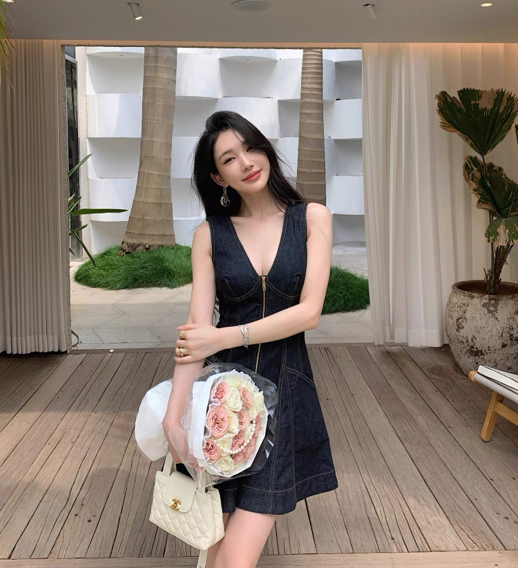 NO:424074,Self-Portrait New Season Series Official Website Synchronization Original one-to-one high-end custom French retro Blue and black Denim waist sleeveless slim V-neck Short Vest Skirt One-color three-digit (S length 83CM, bust 84CM suitable waist 67CM, etc.), skirts,alexander wang19860909Self-Portrait 新一季系列 官网同步 原版一比一高端定制法式复古 蓝黑色 牛仔收腰无袖显瘦V领 背心短款性感连衣裙一色三码（S衣长83CM 胸围84CM内合适 腰围67CM 以此类推）,,skirts,alexander wang,Women's clothing