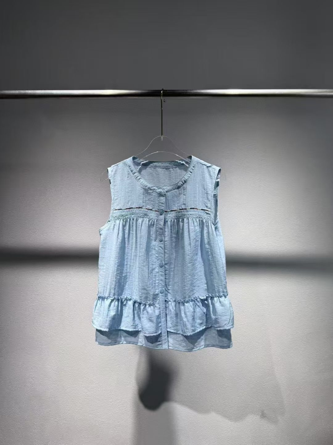 NO:432117,New style in stock, 25 summer style, sleeveless lace, loose lotus leaves, top, one color three-code SML (S bust 94CM, 58CM, shoulder width 35CM, and so on),,alexander wang19860909新款现货供应,25夏款 无袖花边 宽松荷叶 上衣 一色三码SML（S胸围94CM 衣长58CM 肩宽35CM以此类推）,,alexander wang,Women's clothing