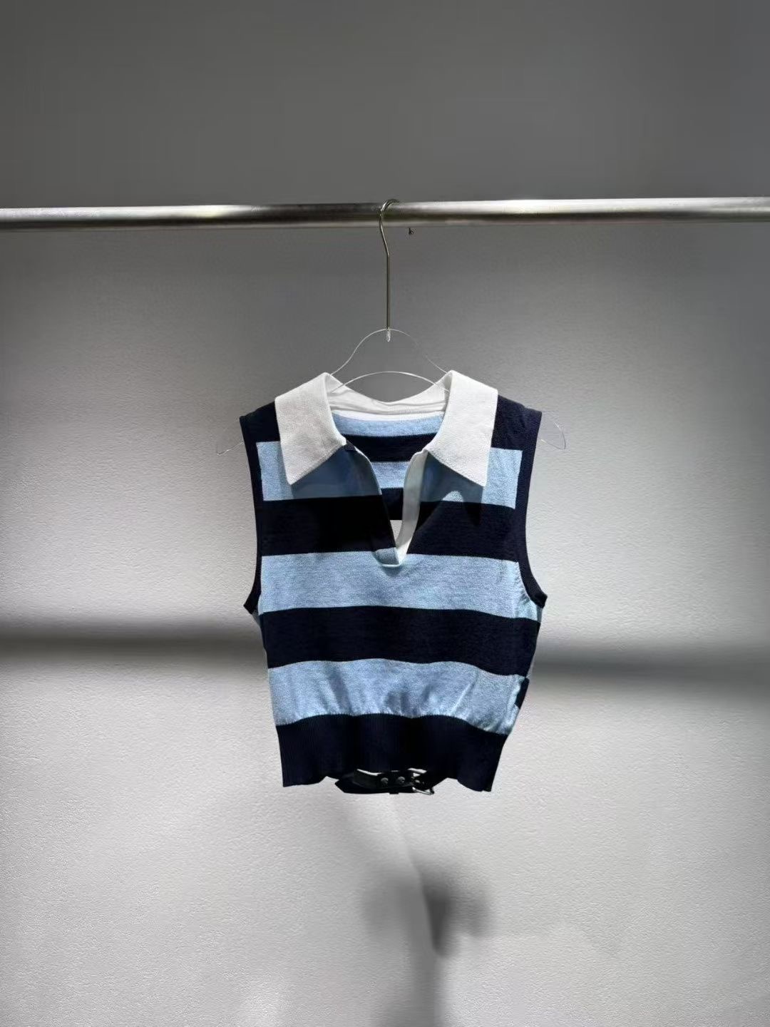 NO:432122,New styles are available in stock, 25 summer models, niche lapels, back hollow knitted tops, one-color three-code SML (S bust 78CM, shoulder width 32CM, garment length 43CM, and so on),,alexander wang19860909新款现货供应,25夏款 小众翻领 后背镂空 针织上衣 一色三码SML（S胸围78CM 肩宽32CM衣长43CM以此类推）,,alexander wang,Women's clothing