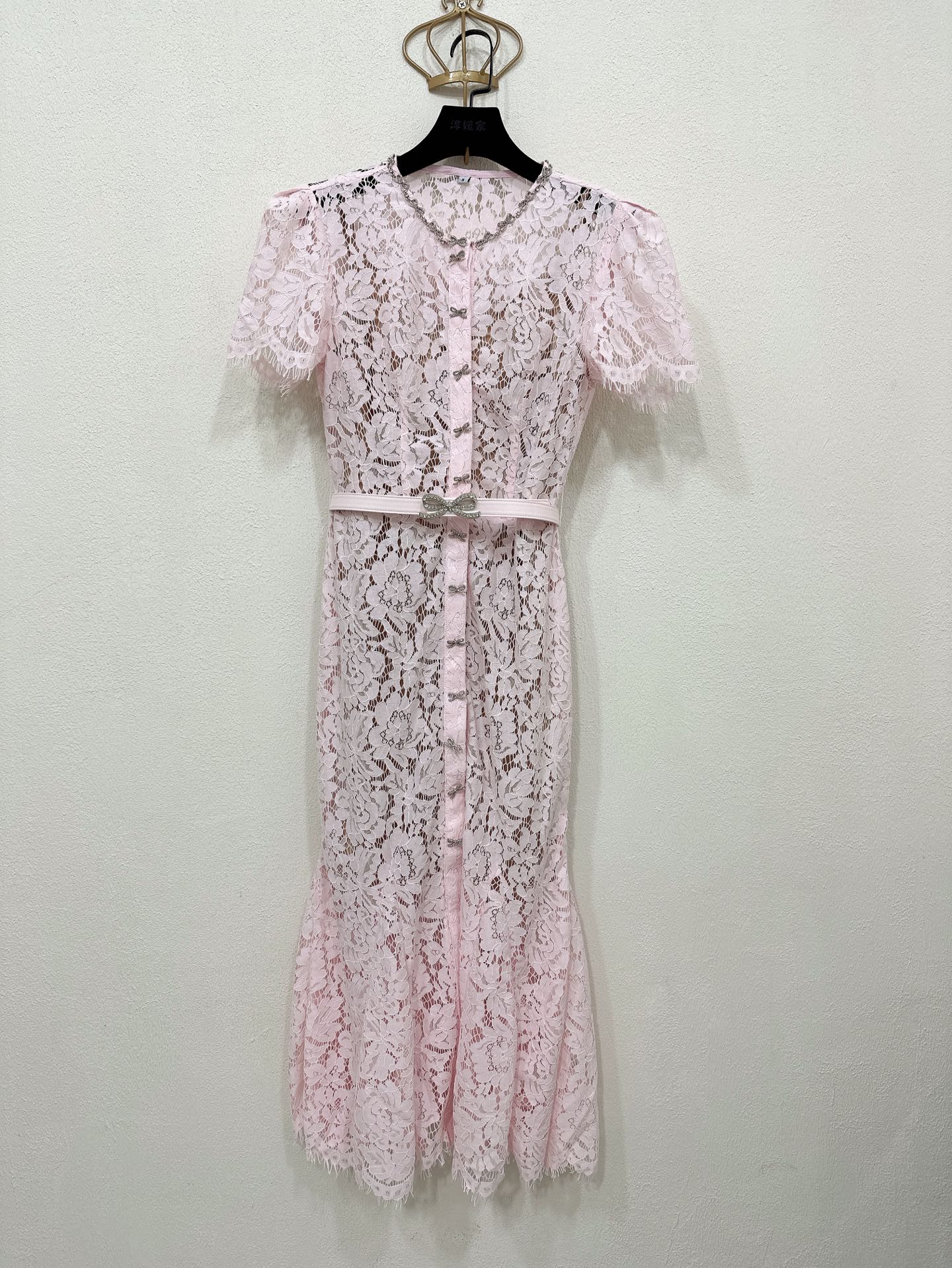 NO:687171,Self-Portrait new season series, synchronized with the official website, original one-to-one high-end customized bow pink, lace round neck, short-sleeved temperament, elegant fishtail, evening dress, one color, four sizes SMLXL (S skirt length 121CM, bust 84CM, suitable for waist, 67CM hips, 90CM and so on. Everyone's measurement method is different, 1-3CM error is normal), skirts, T-shirt,19860909Self-Portrait 新一季系列 官网同步 原版一比一高端定制蝴蝶结粉色 蕾丝圆领短袖气质 优雅鱼尾 晚礼服连衣裙 一色四码SMLXL（S裙长121CM 胸围84CM 内合适 腰围67CM臀围90CM 以此类推 每个人测量方式不同 1-3CM误差正常）,,skirts,T-shirt,,Women's clothing