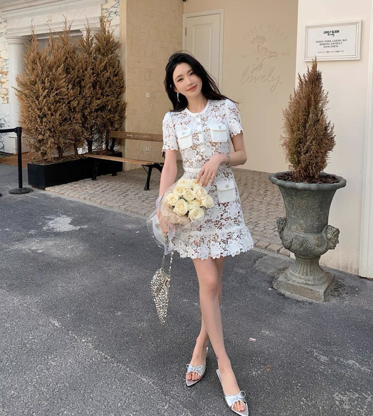 NO:587378,Self-Portrait's new season series is synchronized with the official website. Original one-to-one high-end customization. Heavy water-soluble lace. High-waisted slim fit. Short-sleeved round neck dress. Blue and white. Two colors and four sizes. SMLXL (S skirt length 84CM, bust 84CM suitable, waist 67CM and so on) (manual measurement error of 1~3CM is within the normal range), skirts, T-shirts, alexander wang19860909Self-Portrait新一季系列 官网同步 原版一比一高端定制 重工水溶蕾丝 高腰修身 短袖圆领连衣裙 蓝色 白色 两色四码SMLXL（S裙长84CM 胸围84CM 内合适 腰围67CM 以此类推）（手工测量1～3CM误差属于正常范围）,,skirts,T-shirt,alexander wang,Women's clothing