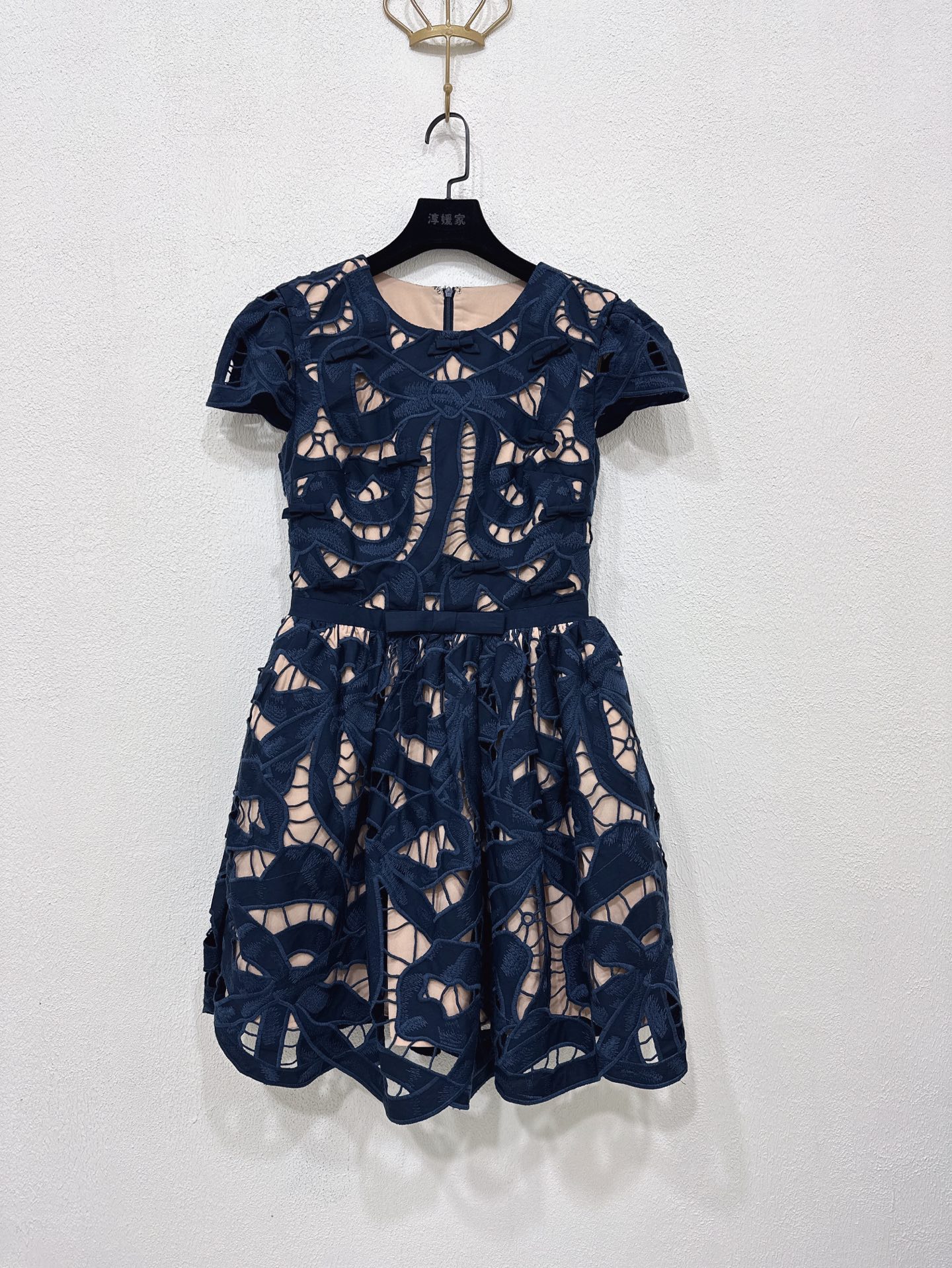 NO:437297,Self-Portrait New Season Series Official Website Synchronization Original one-to-one high-end custom dark blue Laser hollow Embroidered bow Short sleeve round neck Short dress One-color three-code SML (S skirt length 85CM, bust 84CM, suitable waist 67CM, and so on), skirts, T-shirt, alexander wang19860909Self-Portrait 新一季系列 官网同步 原版一比一高端定制深蓝色 激光镂空 刺绣蝴蝶结 短袖圆领 短款连衣裙 一色三码SML（S裙长85CM 胸围84CM 内合适 腰围67CM 以此类推）,,skirts,T-shirt,alexander wang,Women's clothing