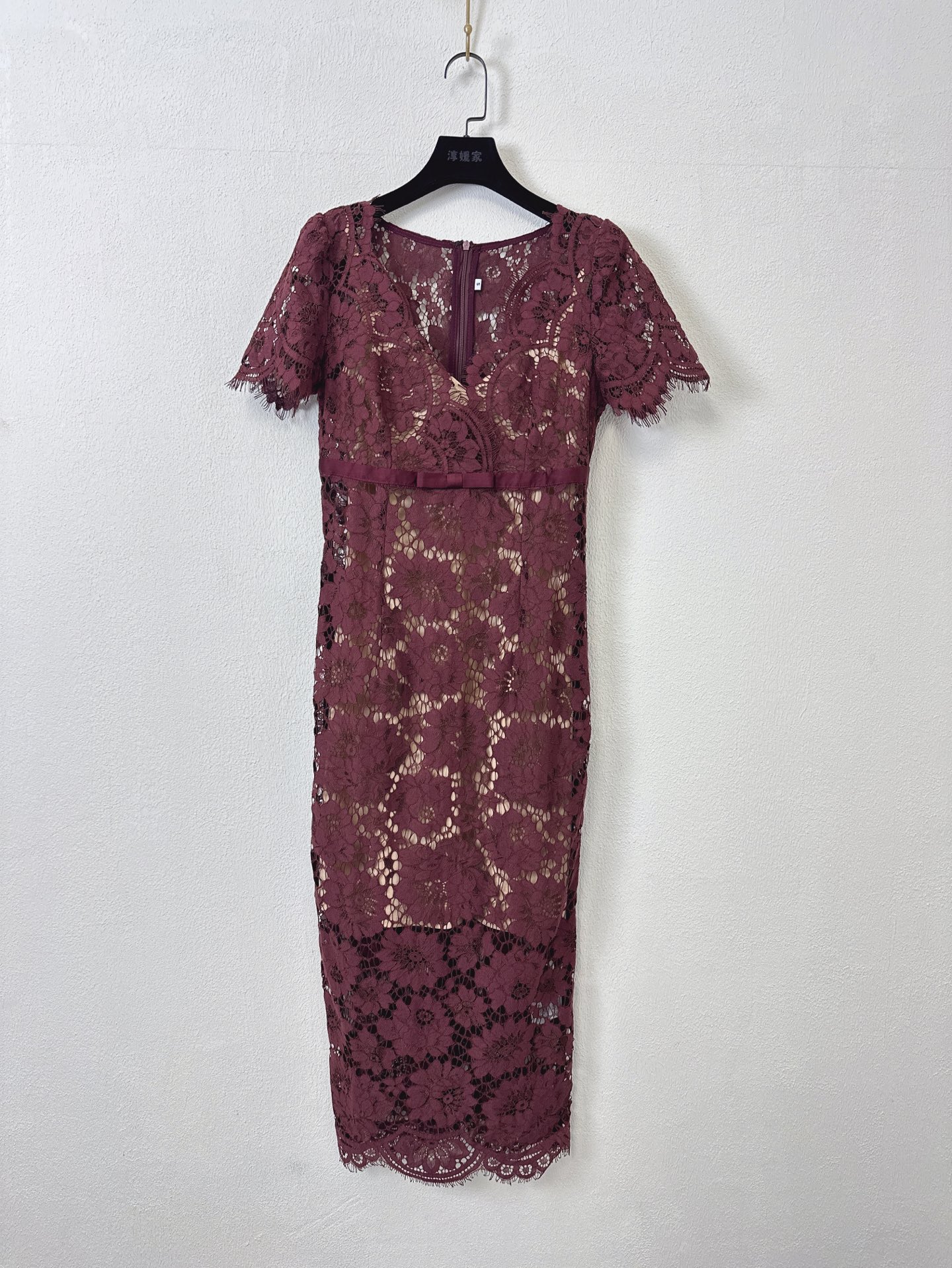 NO:791379,Self-Portrait new season series, official website synchronization, original one-to-one high-end customization, pure white long-sleeved V-neck, burgundy short-sleeved lace dress, bow dress, two colors and four sizes, white, burgundy, SMLXL (S bust is suitable within 84CM, waist 68CM, hip 88CM, skirt length 123CM and so on) (manual measurement, 1~3CM error is normal) B,,skirts,T-shirt,19860909Self-Portrait 新一季系列 官网同步 原版一比一高端定制 纯净白长袖V领 酒红色短袖 蕾丝连衣裙 蝴蝶结礼服裙 两色四码 白色 酒红色 SMLXL（S胸围84CM内合适 腰围68CM 臀围88CM 裙长123CM 以此类推）（手工测量 1～3CM误差正常）B,,skirts,T-shirt,,Women's clothing