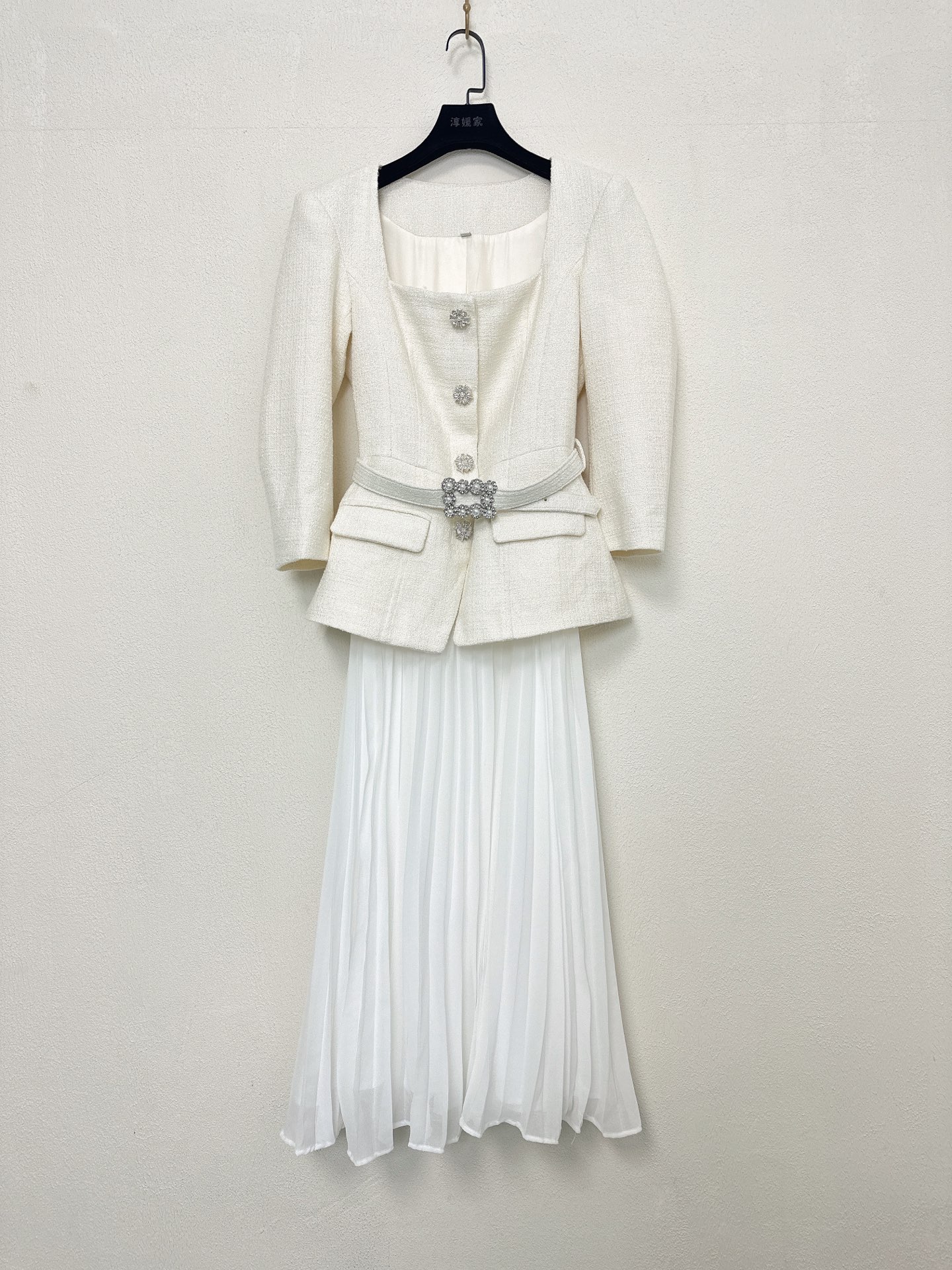 NO:463621,Self-Portrait New Season Series Official Website Synchronization Original one-to-one high-end customization White square collar Temperament fake two pieces Woolen splicing Chiffon pleated long skirt One-color four-code SMLXL (S bust 84CM suitable inside waist 68CM skirt length 121CM, etc. Manually measure the difference between 1 to 3CM, belongs to the normal range, skirts, alexander wang19860909Self-Portrait 新一季系列 官网同步 原版一比一高端定制 白色方领 气质假两件 毛呢拼接 雪纺百褶连衣长裙 一色四码SMLXL（S胸围84CM内合适 腰围68CM 裙长121CM以此类推手工测量1～3CM差异 属于正常范围,,skirts,alexander wang,Women's clothing