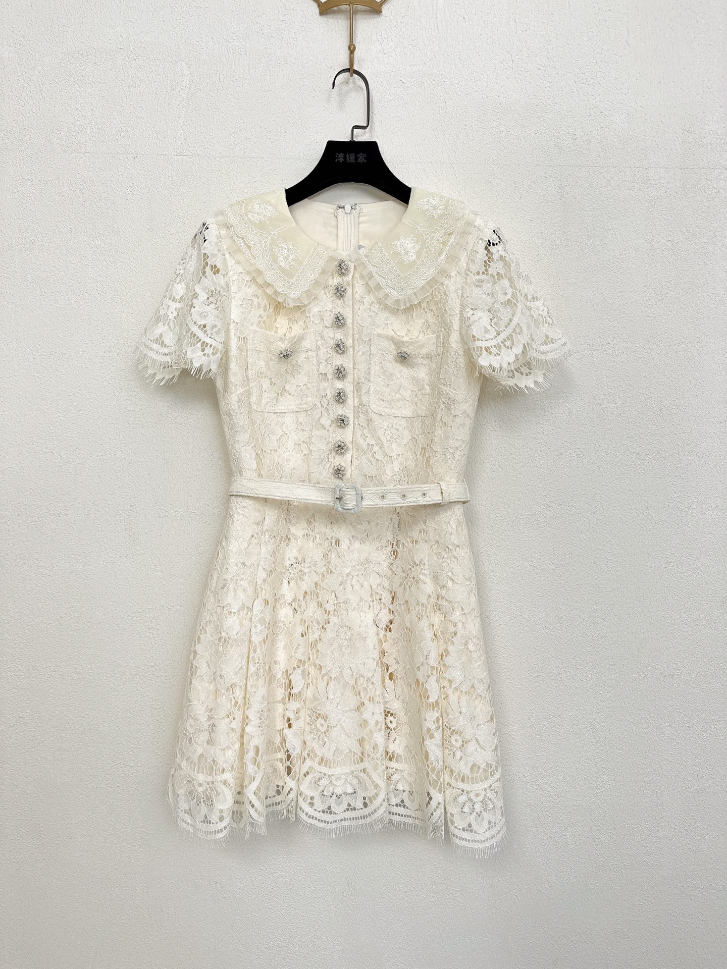 NO:750741,Self-Portrait new season series, synchronized with the official website, original one-to-one high-end customization, sweet ivory white, short-sleeved doll collar lace, small dress for a wealthy daughter, dress, one color, three sizes SML (S length 83CM, bust 84CM is suitable, waist 67CM and so on, skirts, T-shirt,19860909Self-Portrait 新一季系列 官网同步 原版一比一高端定制 象牙白甜美 短袖娃娃领蕾丝 富家千金小洋装 连衣裙 一色三码SML（S衣长83CM胸围84CM内合适 腰围67CM以此类推,,skirts,T-shirt,,Women's clothing