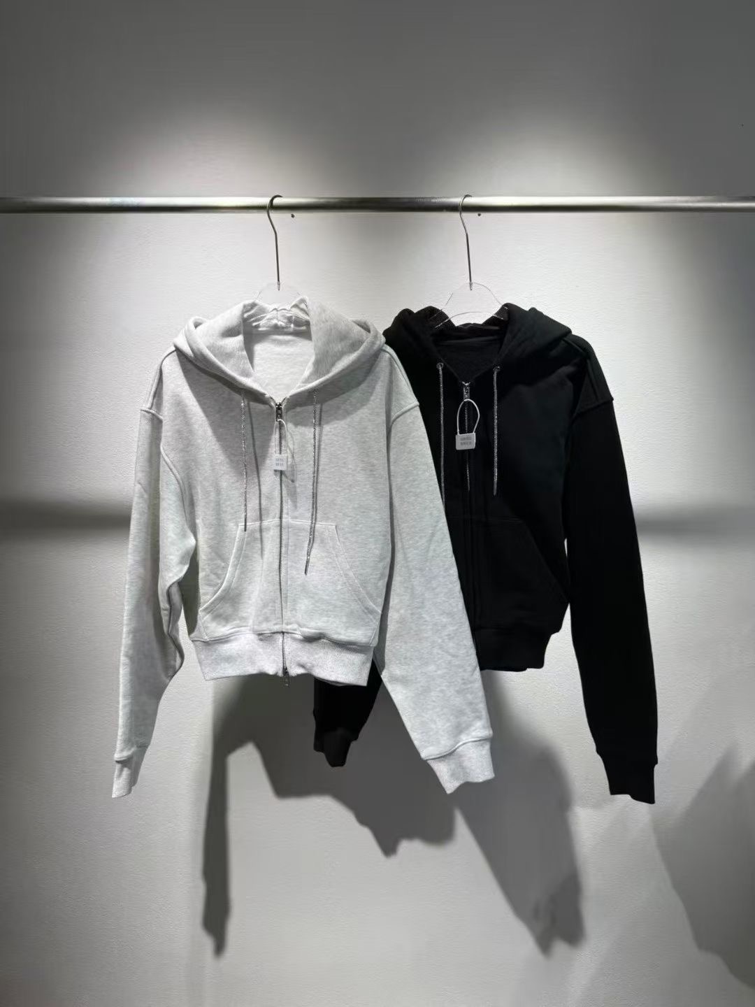 NO:495222,ALEXANDER WANG King 25 autumn and winter new products Original color drawstring hoodie plus velvet loose sweatshirt jacket Two-color three-code SML black Gray (S bust 110CM shoulder width 54CM length 58CM and so on, alexander wang,hoodie,sweatshirts,jackets & coats,hats,alexander wang19860909ALEXANDER WANG大王 25秋冬新品 原版对色 抽绳帽衫 加绒宽松 卫衣外套 两色三码SML 黑色 灰色（S胸围110CM 肩宽54CM衣长58CM 以此类推,,alexander wang,hoodie,sweatshirts,jackets & coats,hats,alexander wang,Women's clothing