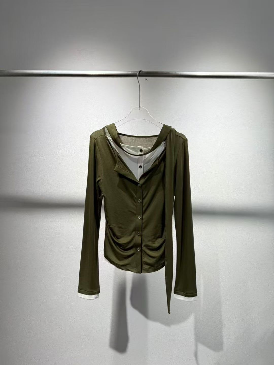 NO:495232,New styles are available in stock, 25 autumn style contrasting two pieces, soft and comfortable fabric, with rope, long-sleeved T-shirt, slim-fitting base, customized wool ingredients, lyselle, one-color three-code SML (S bust 78CM, shoulder width 35CM, garment length 55CM, and so on),,tees, t-shirt,alexander wang19860909新款现货供应,25秋款撞色假俩件 面料柔软舒服,带围绳 长袖T恤 显瘦修身打底 定制的羊毛成分莱赛尔 一色三码SML（S胸围78CM 肩宽35CM 衣长55CM以此类推）,,tees，t-shirt,alexander wang,Women's clothing