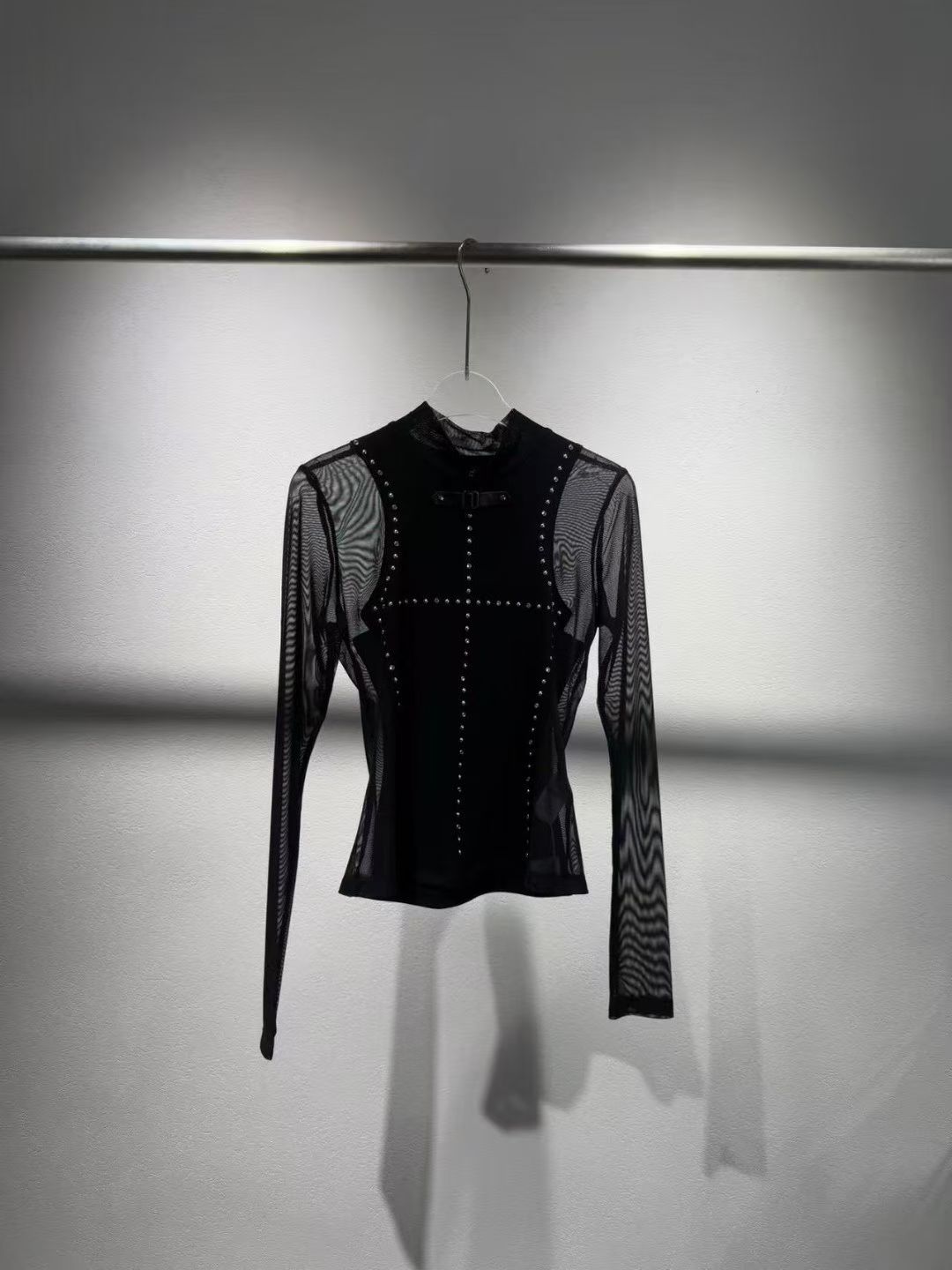 NO:534417,New autumn and winter styles, heavy industry diamond ordering, sexy hot girls, cool personality, mesh spliced ​​wool knitted, long-sleeved top, one-color three-code SML (S bust 78CM, shoulder width 36CM, garment length 52CM, and so on),,alexander wang19860909秋冬新款 重工订钻 性感辣妹 个性酷感 网纱拼接羊毛针织 长袖上衣 一色三码SML（S胸围78CM 肩宽36CM 衣长52CM以此类推）,,alexander wang,Women's clothing