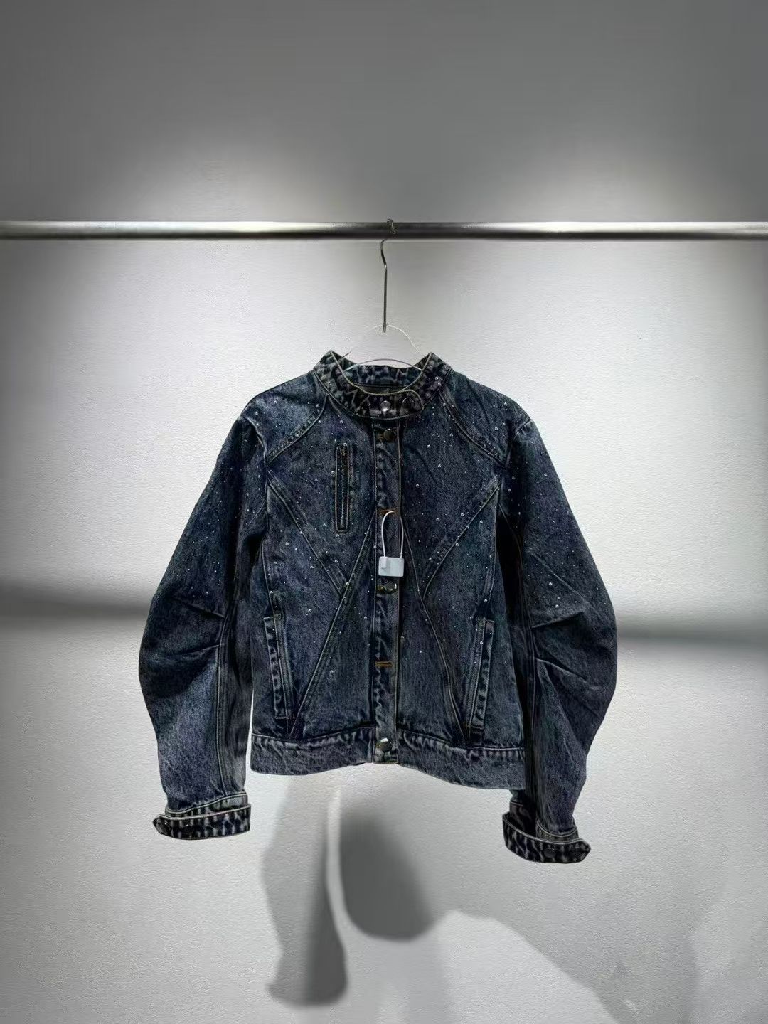 NO:588695,25 new autumn and winter uhot/lure denim blue, washed motorcycle feel, denim bright diamond jacket, one color and three sizes SML (S shoulder width 43CM, bust 104CM, length 56CM, sleeve length 63CM and so on),,jackets & coats,alexander wang1986090925秋冬新款 uhot/诱货牛仔蓝色 洗水重机车感 牛仔亮钻外套 一色三码SML（S肩宽43CM 胸围104CM 衣长56CM 袖长63CM以此类推）,,jackets & coats,alexander wang,Women's clothing