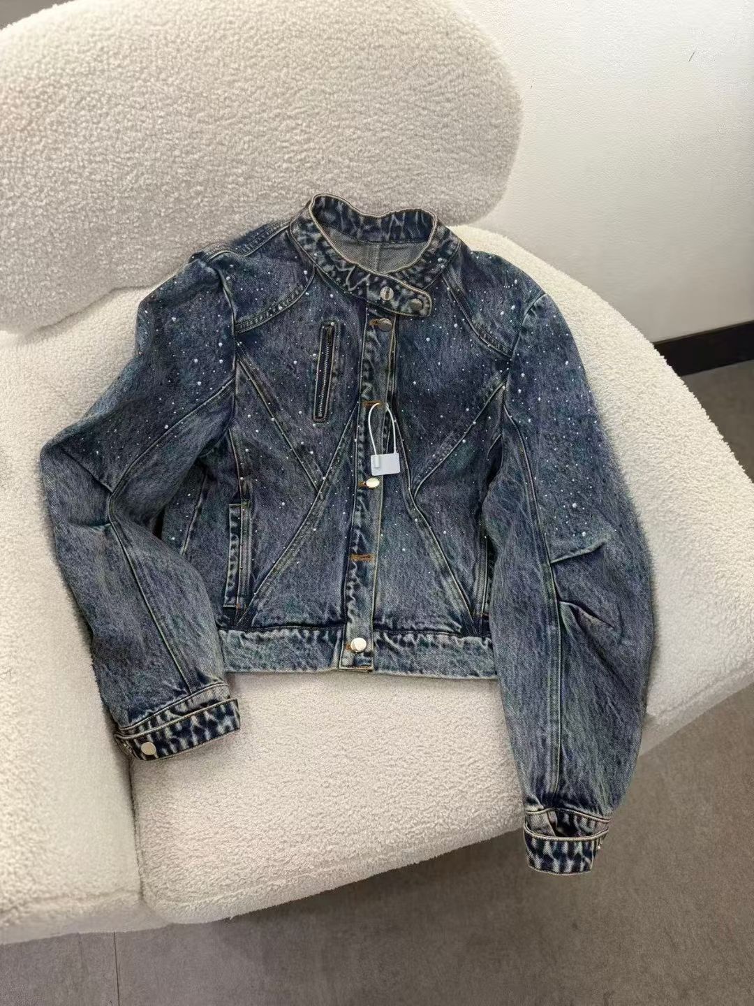 NO:588699,25 new autumn and winter uhot/lure denim blue, washed motorcycle feel, denim bright diamond jacket, one color and three sizes SML (S shoulder width 43CM, bust 104CM, length 56CM, sleeve length 63CM and so on,,jackets & coats,alexander wang1986090925秋冬新款 uhot/诱货牛仔蓝色 洗水重机车感 牛仔亮钻外套 一色三码SML（S肩宽43CM 胸围104CM 衣长56CM 袖长63CM以此类推,,jackets & coats,alexander wang,Women's clothing