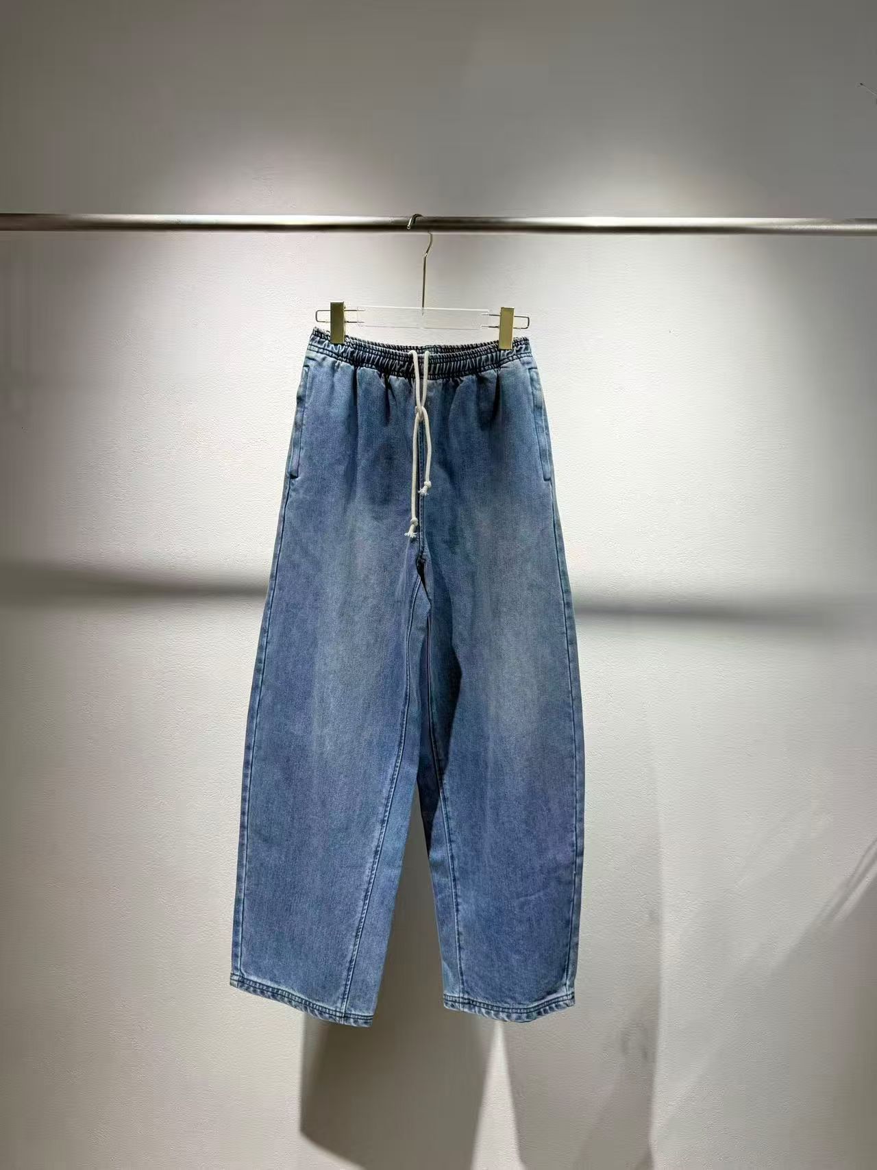NO:591025,Alexanderwang Alexander Wang blue sports denim distressed plus velvet elastic scimitar type trousers one color three sizes SML (S waist 66CM hip 107CM pants length 104CM and so on,, alexander wang, alexander wang19860909Alexanderwang亚历山大王 蓝色运动 牛仔做旧加绒 松紧弯刀型 长裤 一色三码SML（S腰围66CM 臀围107CM 裤长104CM以此类推,,alexander wang,alexander wang,Women's clothing