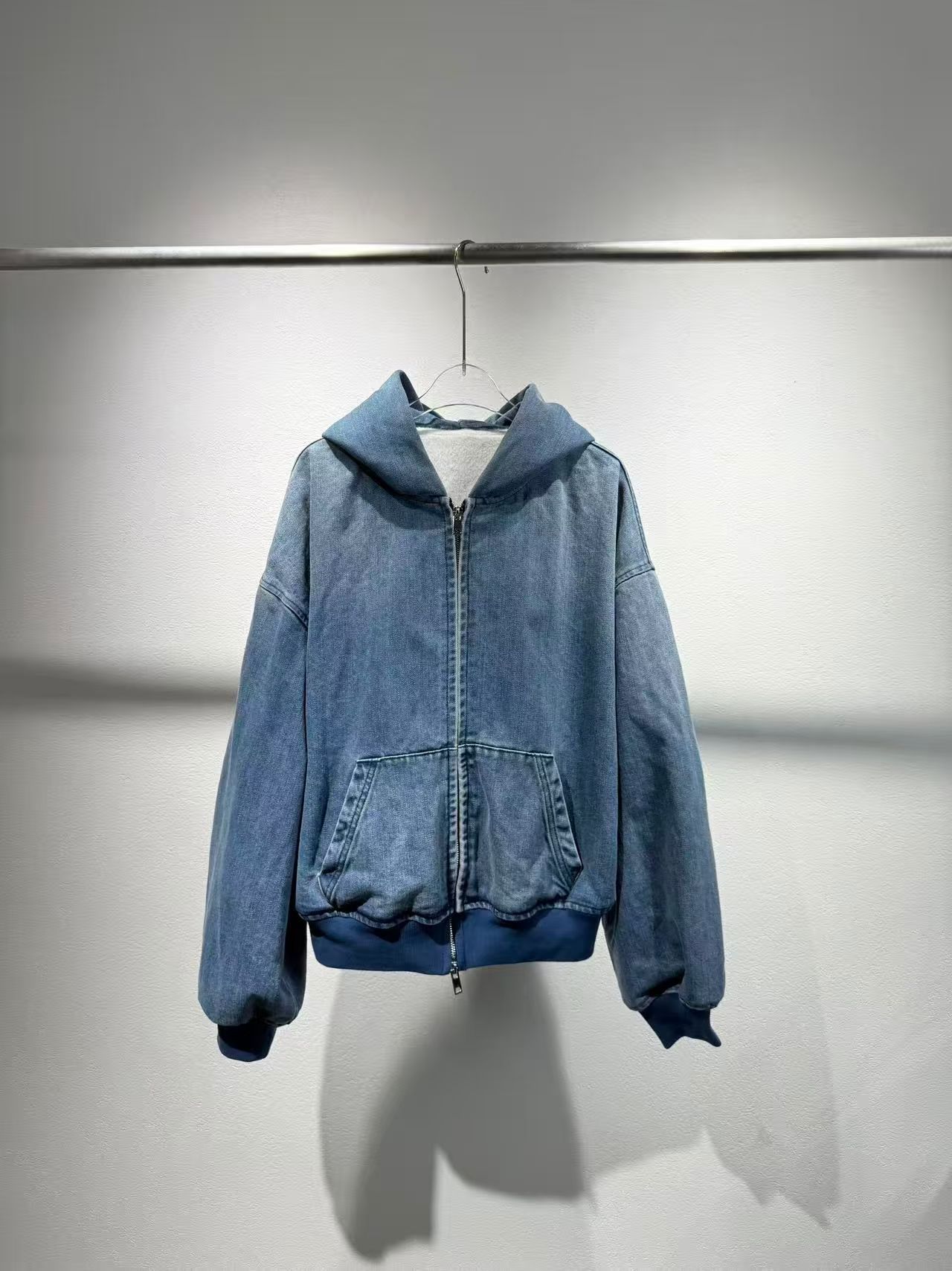 NO:591029,Alexanderwang Alexander Wang men and women loose velvet distressed velvet high quality thickened color matching design denim jacket one color three sizes SML (S bust 132CM, shoulder width 64CM, length 63CM and so on),,alexander wang,jackets & coats,alexander wang19860909Alexanderwang亚历山大王 男女宽松加绒 做旧 加绒 高品质 加厚 拼色设计 牛仔外套 一色三码SML（S胸围132CM 肩宽64CM 衣长63CM以此类推）,,alexander wang,jackets & coats,alexander wang,Women's clothing