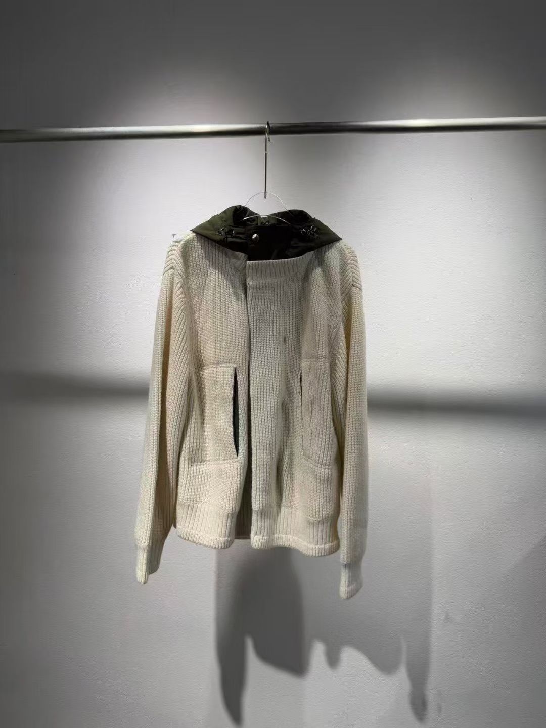 NO:605632,New models are available from stock, SA's 25 new autumn and winter new niche color-blocking knitted jackets, available in brown and white, two colors and three sizes SML (S bust 99CM, shoulder width 45CM, length 65CM and so on),,jackets & coats,alexander wang19860909新款现货供应,sa家25秋冬新款小众个性拼色针织外套,出棕色,白色 两色三码 SML（S胸围99CM 肩宽45CM 衣长65CM以此类推）,,jackets & coats,alexander wang,Women's clothing