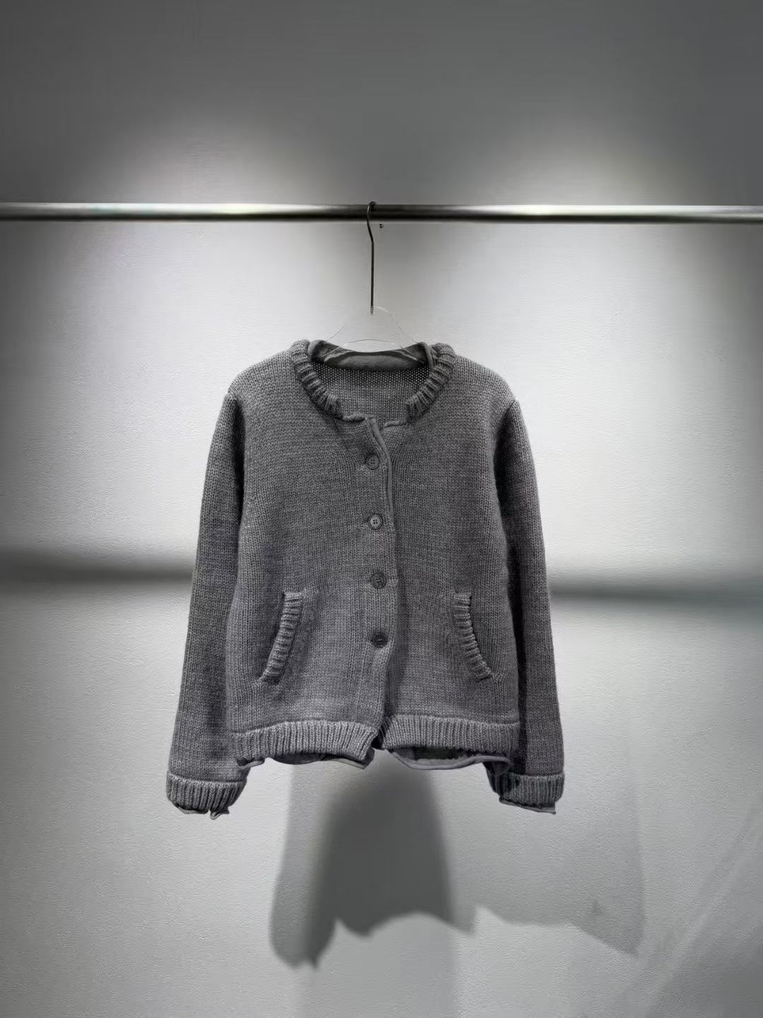 NO:605641,New products available from stock, new products for autumn and winter 25, niche gray fake two pieces, long-sleeved knitted cardigan, one color and three sizes SML (S bust 50CM, shoulder width 39CM, length 54CM and so on),,alexander wang19860909新款现货供应,25秋冬新品 小众灰色假俩件 长袖针织开衫 一色三码SML（S胸围50CM 肩宽39CM 衣长54CM 以此类推）,,alexander wang,Women's clothing