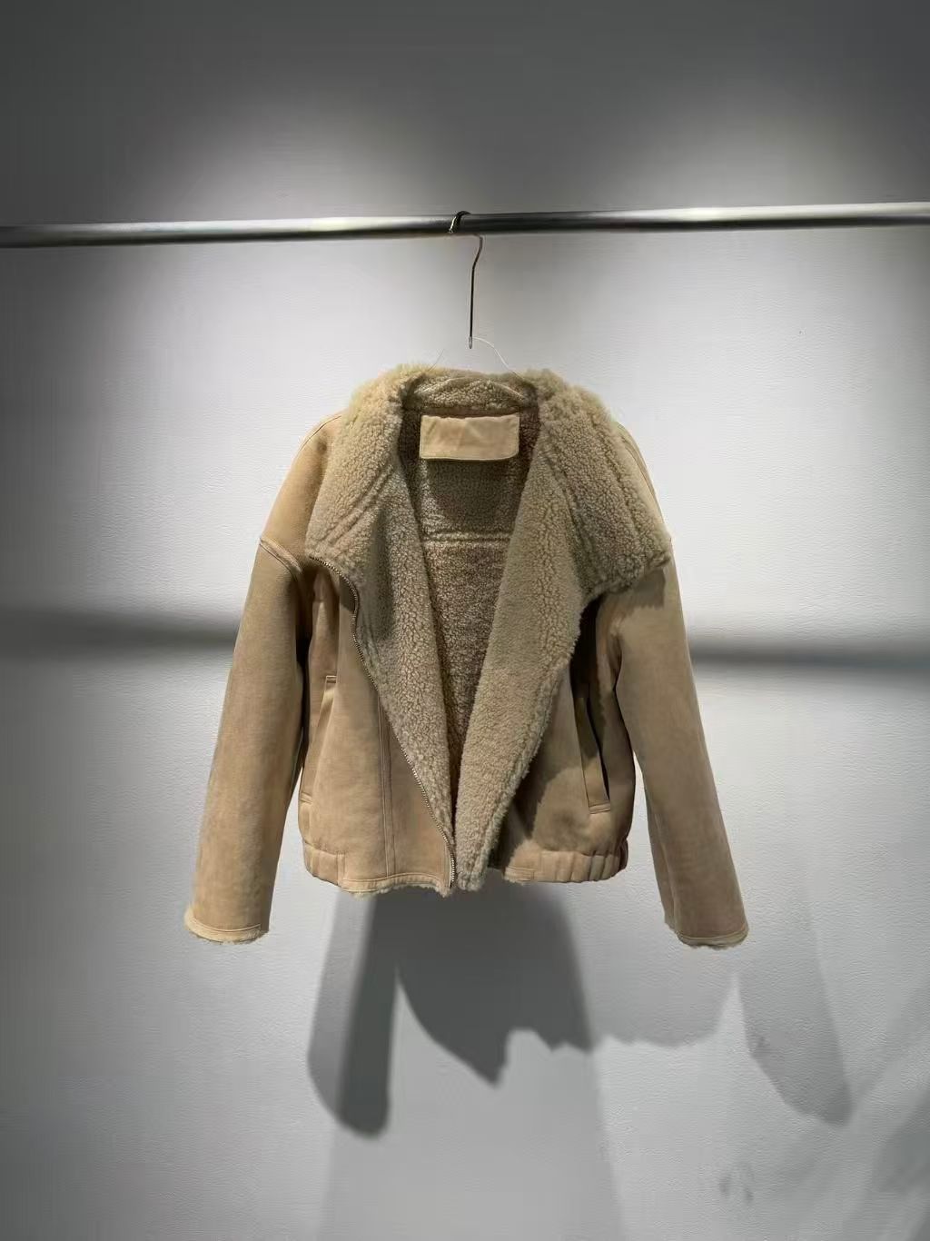 NO:605647,New models are available from stock, 25 autumn and winter new styles, light luxury fur one-piece jacket, one color and three sizes SML (S bust 124CM, shoulder width 60CM, length 59CM and so on),,jackets & coats,alexander wang19860909新款现货供应,25秋冬新款 轻奢皮毛一体外套 一色三码SML（S胸围124CM 肩宽60CM 衣长59CM 以此类推）,,jackets & coats,alexander wang,Women's clothing