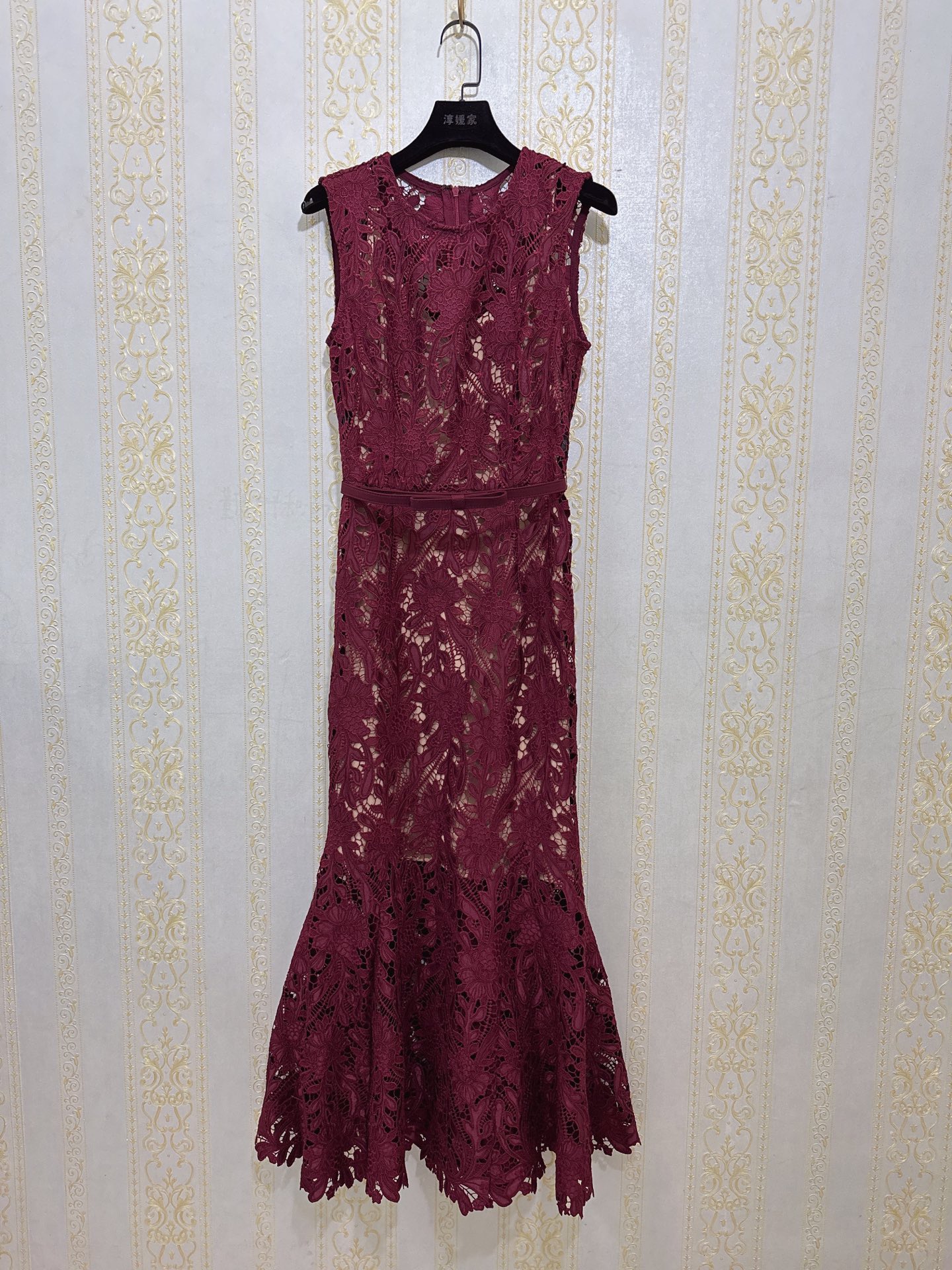 NO:610417,Self-Portrait new season series official website synchronized original one-to-one high-end customization burgundy laser embroidery round neck sleeveless elegant fishtail long dress one color four sizes SMLXL (S bust 84CM fits in, waist 67CM hip 90CM, skirt length 127CM and so on),,skirts,alexander wang19860909Self-Portrait 新一季系列 官网同步 原版一比一高端定制 酒红色 激光刺绣 圆领无袖 优雅气质鱼尾 长款连衣裙一色四码SMLXL（S胸围84CM 内合适 腰围67CM 臀围90CM 裙长127CM以此类推）,,skirts,alexander wang,Women's clothing