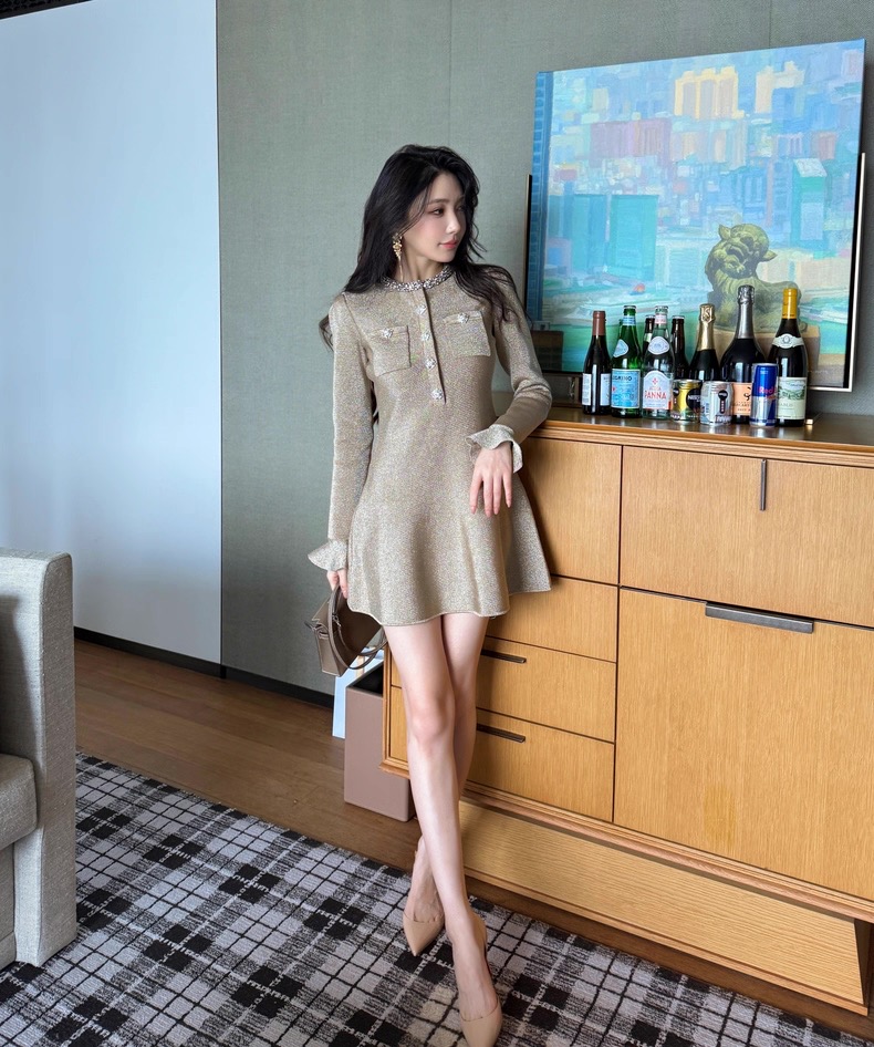 NO:610432,Self-Portrait new season series, official website synchronization, original one-to-one high-end customization, celebrity style, small fragrance, rich feeling, slim fit, long sleeves, golden knitted ruffles, short dress, four sizes in one color, SMLXL (S bust 84CM, waist 67CM, skirt length 81CM and so on),,skirts,alexander wang19860909Self-Portrait 新一季系列 官网同步 原版一比一高端定制 明星同款 小香风 千金感 修身显瘦 长袖金色针织荷叶边 短款连衣裙 一色四码 SMLXL（S胸围84CM 腰围67CM 裙长81CM以此类推）,,skirts,alexander wang,Women's clothing