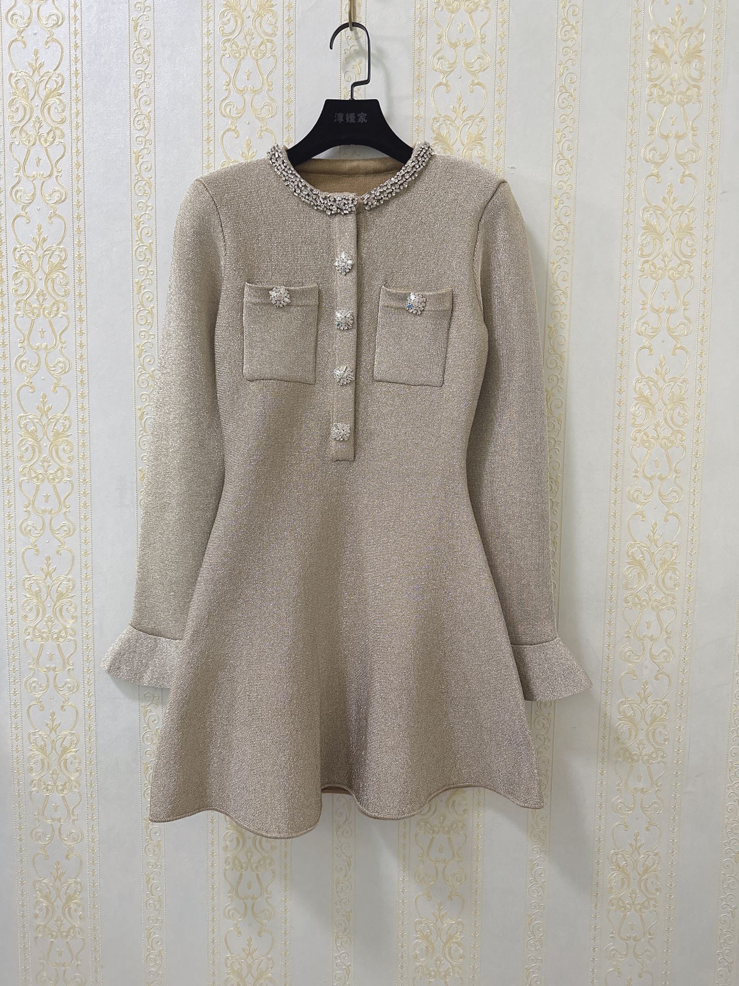 NO:610427,Self-Portrait new season series, official website synchronization, original one-to-one high-end customization, celebrity style, small fragrance, rich feeling, slim and slim, long-sleeved golden knitted ruffles, short dress, four sizes in one color, SMLXL (S bust 84CM, waist 67CM, skirt length 81CM and so on, skirts, alexander wang19860909Self-Portrait 新一季系列 官网同步 原版一比一高端定制 明星同款 小香风 千金感 修身显瘦 长袖金色针织荷叶边 短款连衣裙 一色四码 SMLXL（S胸围84CM 腰围67CM 裙长81CM以此类推,,skirts,alexander wang,Women's clothing