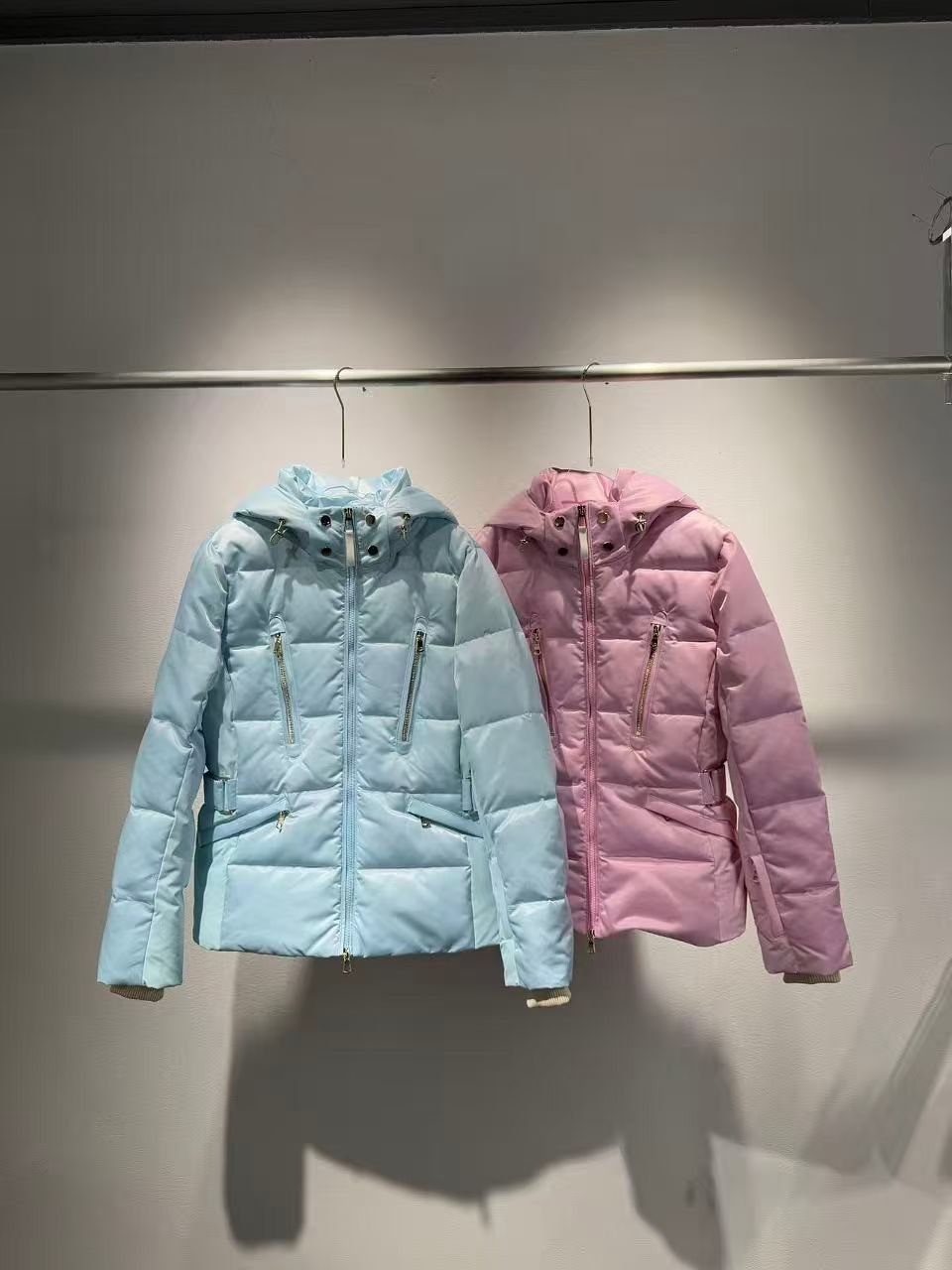 NO:623988,New model with dust bag available in stock for 25 autumn and winter, hooded waterproof ski jacket, slim and warm down jacket, two colors and three codes SML blue, pink F,,jackets & coats,down jacket,hats,alexander wang19860909配防尘袋新款现货供应25秋冬新款 连帽防水滑雪服 修身保暖羽绒服外套 两色三码SML 蓝色,粉色 F,,jackets & coats,down jacket,hats,alexander wang,Women's clothing