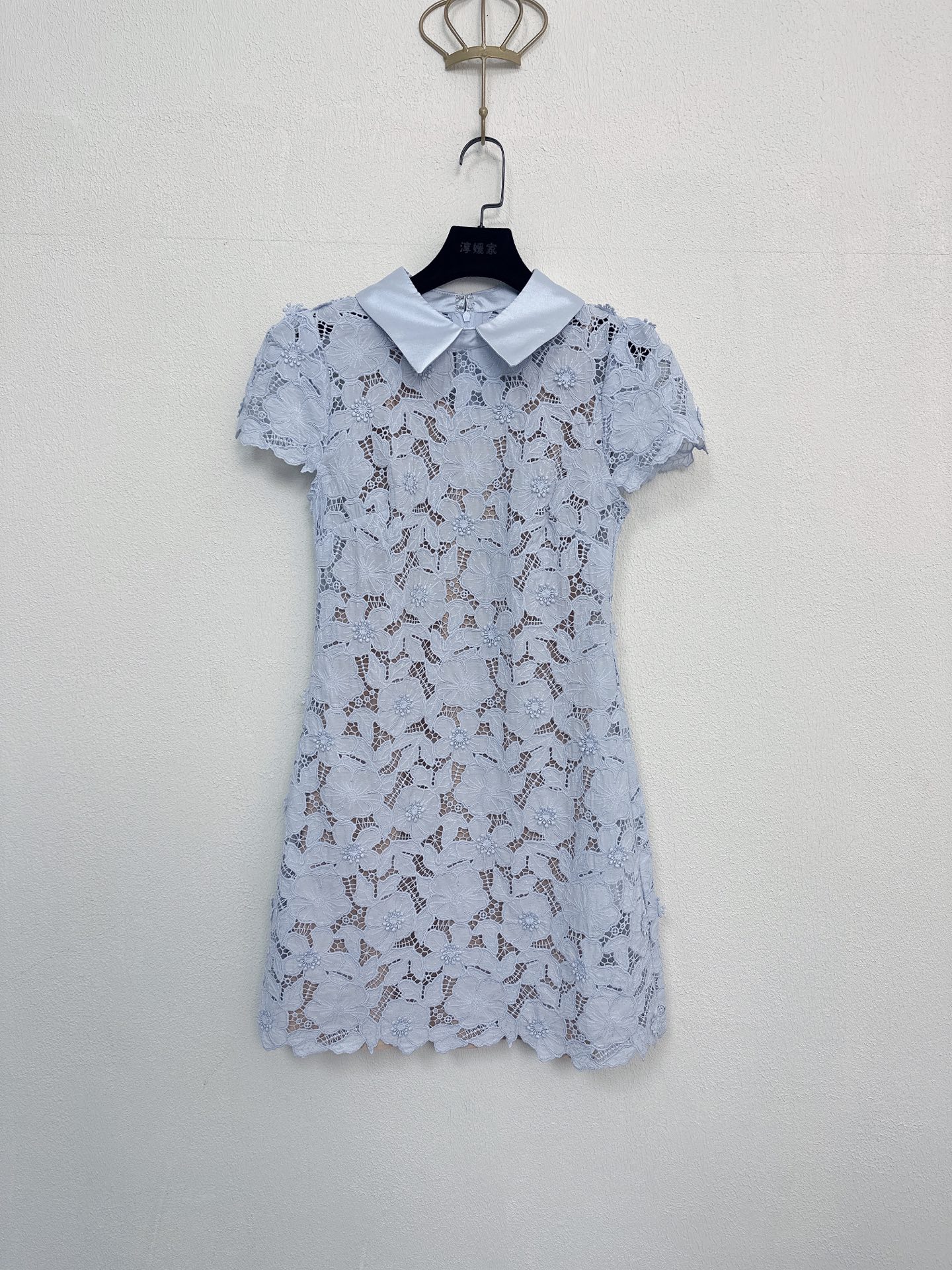 NO:627954,Self-Portrait new season series, synchronized with the official website, original one-to-one high-end customization, retro socialite, small fragrant lapel, short sleeves, high waist, light blue laser flower embroidery, short mini dress, one color and four sizes SMLXL (S bust is suitable within 84CM, waist is 76CM, skirt length is 85CM and so on),,skirts,T-shirt,alexander wang19860909Self-Portrait 新一季系列 官网同步 原版一比一高端定制 复古名媛 小香风翻领短袖高腰浅蓝色激光花朵刺绣 短款小洋装连衣裙 一色四码SMLXL（S胸围84CM内合适 腰围76CM 裙长85CM以此类推）,,skirts,T-shirt,alexander wang,Women's clothing