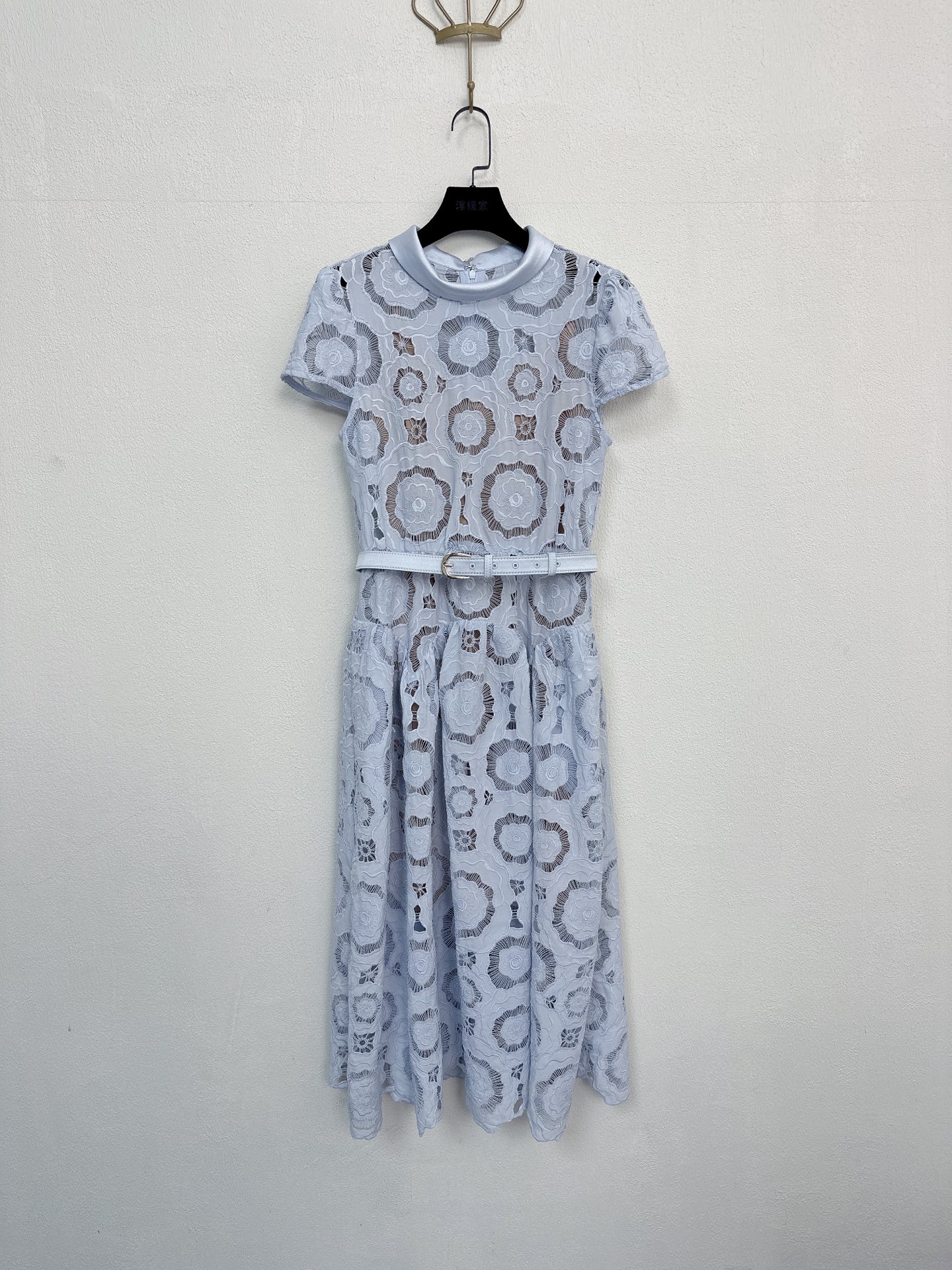 NO:627939,Self-Portrait new season series, synchronized with the official website, original one-to-one high-end customization, light blue, laser embroidered flowers, short-sleeved stand-up collar, high waist and slim fit, long dress for travel and vacation, four sizes in one color, SML19860909Self-Portrait 新一季系列 官网同步 原版一比一高端定制 浅蓝色 激光绣花朵 短袖立领 高腰修身 旅游度假长款连衣裙 一色四码SMLXL（S胸围84CM内合适 腰围松紧腰 裙长120CM以此类推）C,,skirts,T-shirt,alexander wang,Women's clothing