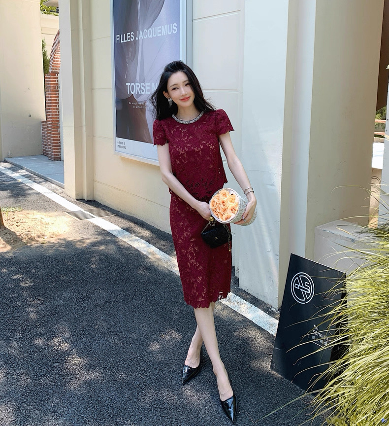 NO:663665,Self-Portrait new season series, official website synchronization, original one-to-one high-end customized Christmas and New Year, laser embroidery, burgundy, hand-made diamonds, short-sleeved tops, high-waisted skirts, fashionable suits, two-piece sets, one color and three sizes SML (S top bust is suitable within 84CM, length 50CM, skirt S waistline 67CM, skirt length 64CM and so on),,skirts,T-shirt, 19860909Self-Portrait 新一季系列 官网同步 原版一比一高端定制圣诞 新年 激光绣花 酒红色 手工订钻 短袖上衣高腰半裙 套装时尚 两件套 一色三码SML（S上衣胸围84CM内合适 衣长50CM半裙S腰围67CM 裙长64CM 以此类推）,,skirts,T-shirt, ,Women's clothing