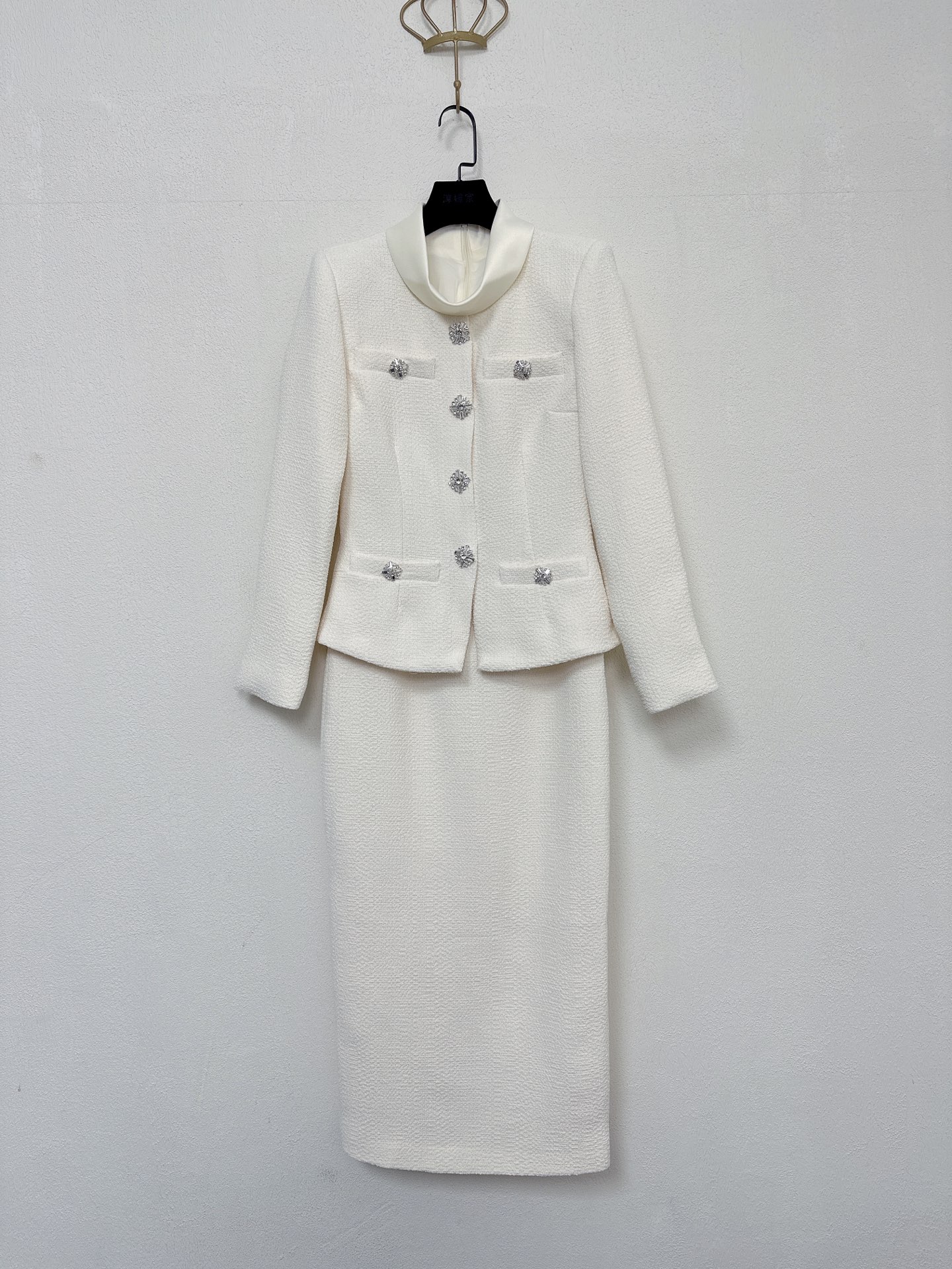 NO:663652,Self-Portrait new season series, synchronized with the official website, original one-to-one high-end customized ivory white tweed, fake two-piece professional commuting style, small stand-up collar, long dress, one color and four sizes SMLXL (S bust is suitable within 84CM, waist 68CM, length 124CM and so on,,skirts, 19860909Self-Portrait 新一季系列 官网同步 原版一比一高端定制象牙白 粗花呢 假两件职业通勤风 小立领 长款连衣裙一色四码SMLXL（S胸围84CM内合适 腰围68CM衣长124CM 以此类推,,skirts, ,Women's clothing