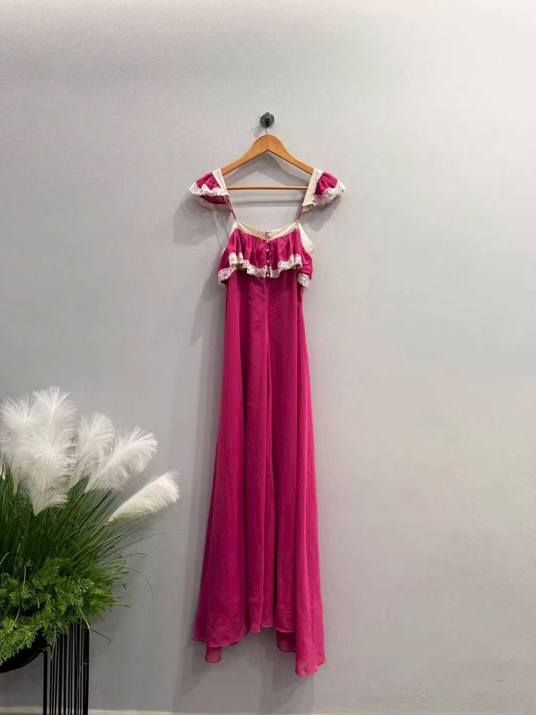 NO:729090,New products available from stock, 26 spring and summer new products, French splicing, lace, sleeveless suspender skirt, one color and three sizes SML (S waist 76CM, bust 82CM, length 128CM and so on),,skirts,19860909新款现货供应,26春夏新品 法式拼接 蕾丝花边 无袖吊带裙 一色三码SML（S腰围76CM 胸围82CM 衣长128CM 以此类推）,,skirts,,Women's clothing