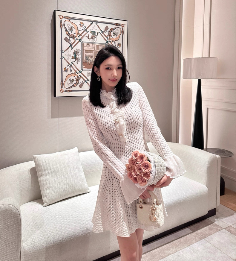 NO:731053,Self-Portrait new season series, official website synchronization, original one-to-one high-end customization, new spring and summer French style, bell sleeves, fungus edge, white knitted dress, two-piece set (with suspenders) one color, three sizes SML (S bust 84CM, waist 66CM, length 84CM and so on) C,,skirts,19860909Self-Portrait 新一季系列 官网同步 原版一比一高端定制 春夏新品法式气质 喇叭袖 木耳边 白色针织连衣裙 两件套（配吊带）一色三码SML（S胸围84CM 腰围66CM 衣长84CM 以此类推）C,,skirts,,Women's clothing