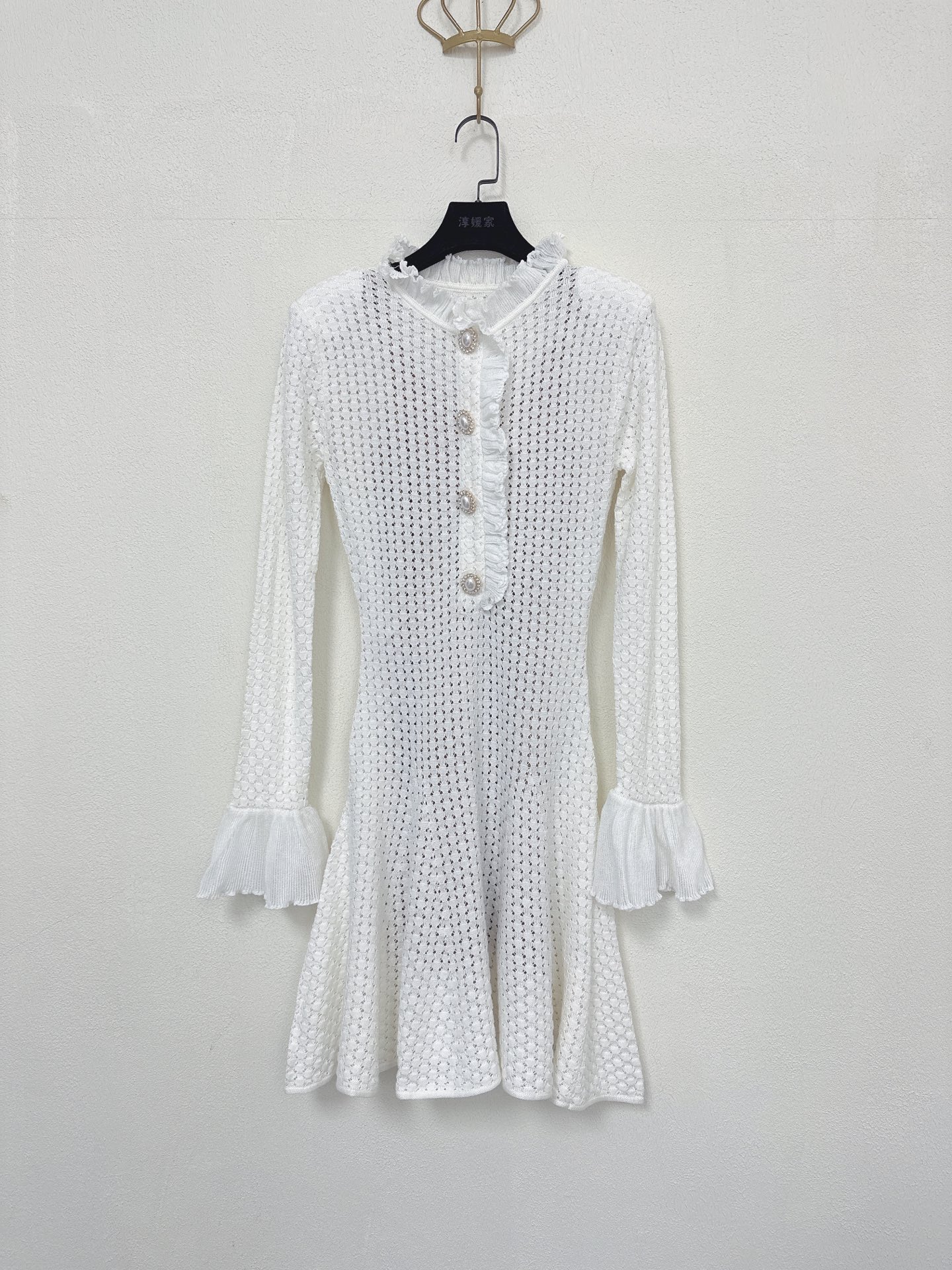 NO:731045,Self-Portrait new season series, synchronized with the official website, original one-to-one high-end customization, new spring and summer French style, bell sleeves, earrings, white knitted dress, two-piece set (with suspenders) one color and three sizes SML (S bust 84CM, waist 66CM, length 84CM and so on),,skirts,19860909Self-Portrait 新一季系列 官网同步 原版一比一高端定制 春夏新品法式气质 喇叭袖 木耳边 白色针织连衣裙 两件套（配吊带）一色三码SML（S胸围84CM 腰围66CM 衣长84CM 以此类推）,,skirts,,Women's clothing