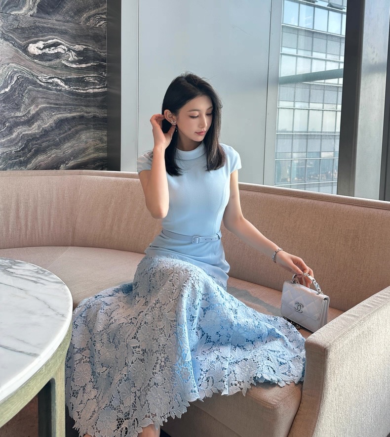 NO:733832,Self-Portrait new season series, synchronized with the official website, original one-to-one high-end customization, new spring and summer blue lace, handmade stitching, slim waist and temperament long dress, one color and four sizes SMLXL (S bust is suitable within 84CM, waist is 68CM, length is 122CM and so on),,skirts,19860909Self-Portrait 新一季系列 官网同步 原版一比一高端定制 春夏新品蓝色蕾丝 拼接手工车花 修身收腰气质连衣裙长款 一色四码SMLXL（S胸围84CM内合适 腰围68CM 衣长122CM 以此类推）,,skirts,,Women's clothing