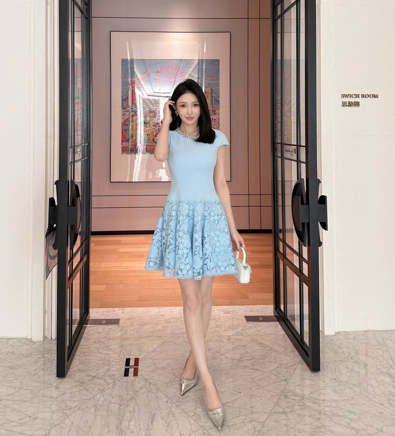 NO:733837,Self-Portrait new season series, synchronized with the official website, original one-to-one high-end customization, new spring and summer blue lace, handmade stitching, slim waist and temperament, short dress, four sizes in one color, SML19860909Self-Portrait 新一季系列 官网同步 原版一比一高端定制 春夏新品蓝色蕾丝 拼接手工车花 修身收腰气质 短款连衣裙 一色四码SMLXL（S胸围84CM内合适 腰围68CM 衣长85CM 以此类推,,skirts,,Women's clothing