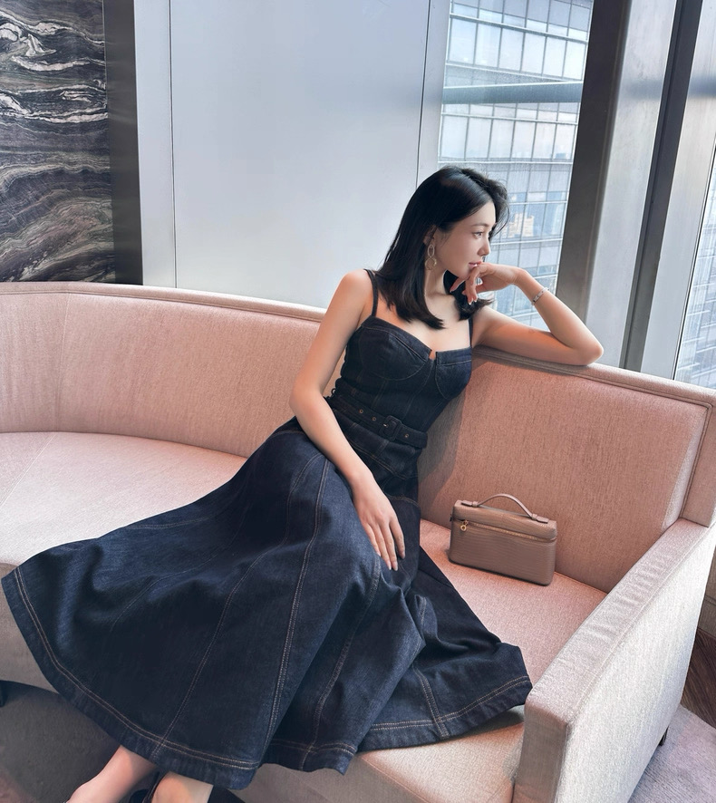 NO:735337,Self-Portrait new season series, synchronized with the official website, original one-to-one high-end customization, new spring and summer dark blue denim, high-waisted sexy suspenders, fashionable travel resort style, long dress, one color and four sizes SMLXL (S bust is suitable within 84CM, waist is 66CM, length is 120CM and so on),,skirts,19860909Self-Portrait 新一季系列 官网同步 原版一比一高端定制 春夏新品深蓝色牛仔 高腰性感吊带 时尚旅游度假风 长款连衣裙 一色四码SMLXL（S胸围84CM内合适 腰围66CM 衣长120CM 以此类推）,,skirts,,Women's clothing