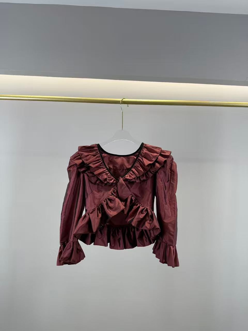 NO:749003,2026 Yi Mengling new early spring V-neck ruffled short puff-sleeved shirt top, one color and three sizes SML (S bust 86CM, shoulder width 33CM, length 44CM, sleeve length 56CM and so on), shirts,198609092026易梦玲 早春新款 V领荷叶边 拼接短款泡泡袖衬衫上衣 一色三码SML（S胸围86CM 肩宽33CM 衣长44CM 袖长56CM 以此类推）,,shirts,,Women's clothing