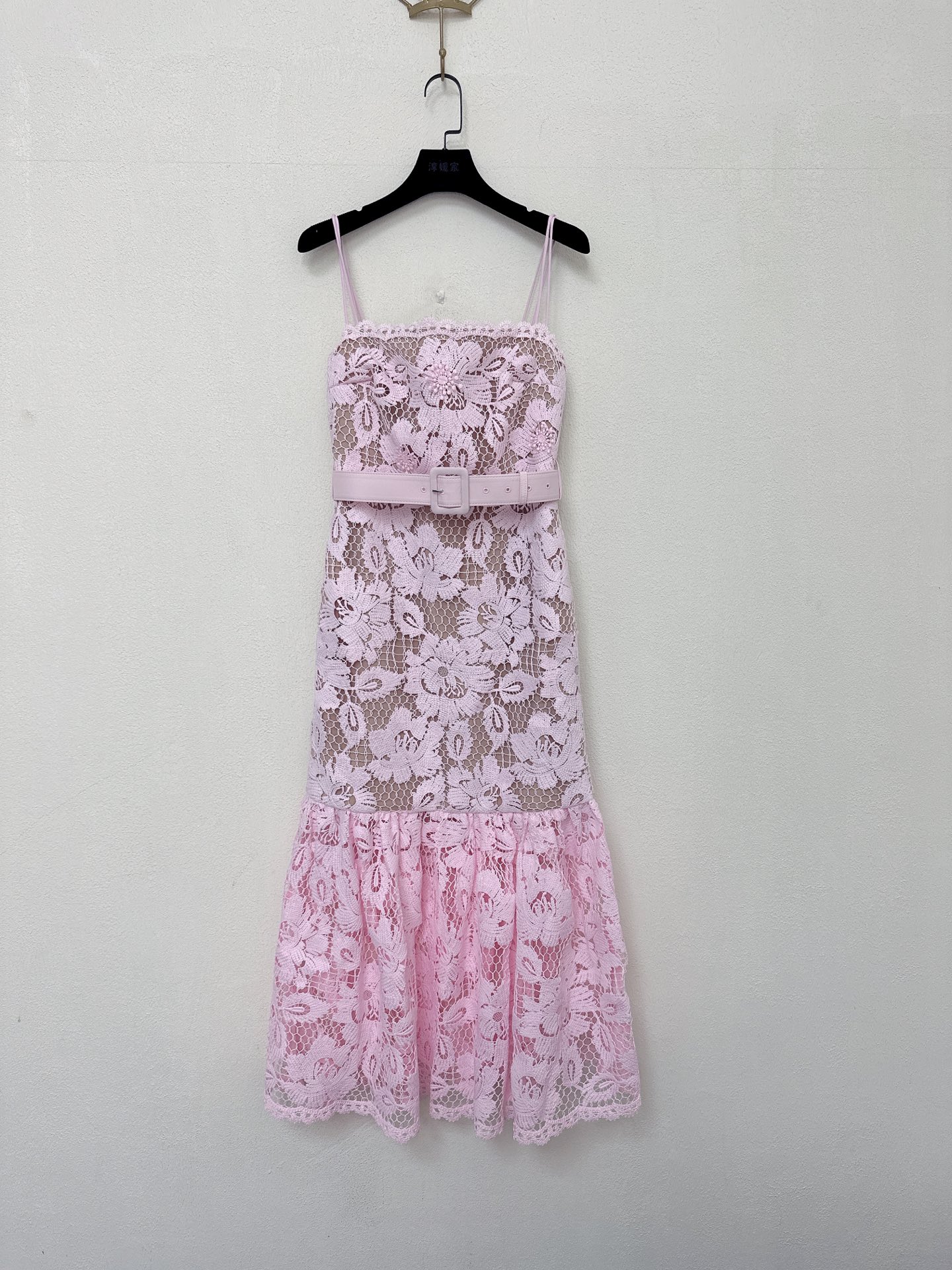 NO:753043,Self-Portrait new season series, official website synchronization, original one-to-one high-end customization, new product, dopamine, cherry blossom pink, water-soluble lace, slim and slim, sexy suspender dress, one color, four sizes, SML19860909Self-Portrait 新一季系列 官网同步 原版一比一高端定制 新品 多巴胺 樱花粉色 水溶蕾丝 修身显瘦 性感吊带连衣裙一色四码SMLXL（S胸围84CM内合适 腰围68CM 臀围88CM 衣长125CM 以此类推）,,skirts,,Women's clothing