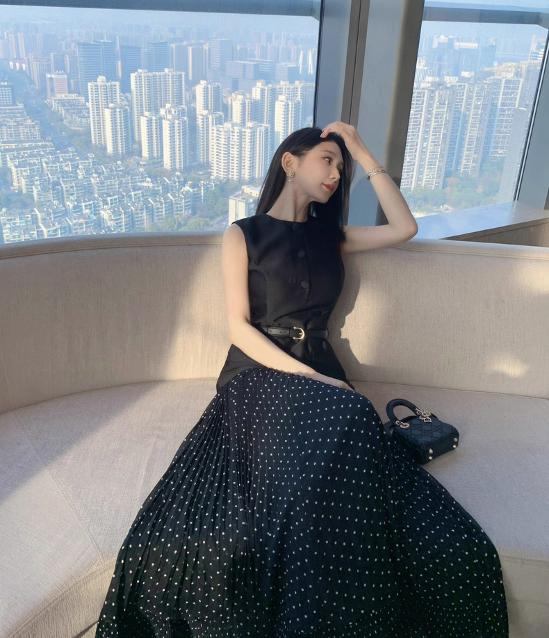 NO:794392,Self-Portrait new season series, synchronized with the official website, original one-to-one high-end customization, classic black, temperament polka dots, long fake two-piece vest, dress (belt delivered) one color, four sizes SMLXL (S length 132CM, bust 84CM suitable, waist 67CM and so on) B,,skirts,19860909Self-Portrait 新一季系列 官网同步 原版一比一高端定制 经典黑色 气质波点 长款马甲假两件 连衣裙（配送腰带）一色四码SMLXL（S衣长132CM 胸围84CM内合适 腰围67CM以此类推）B,,skirts,,Women's clothing