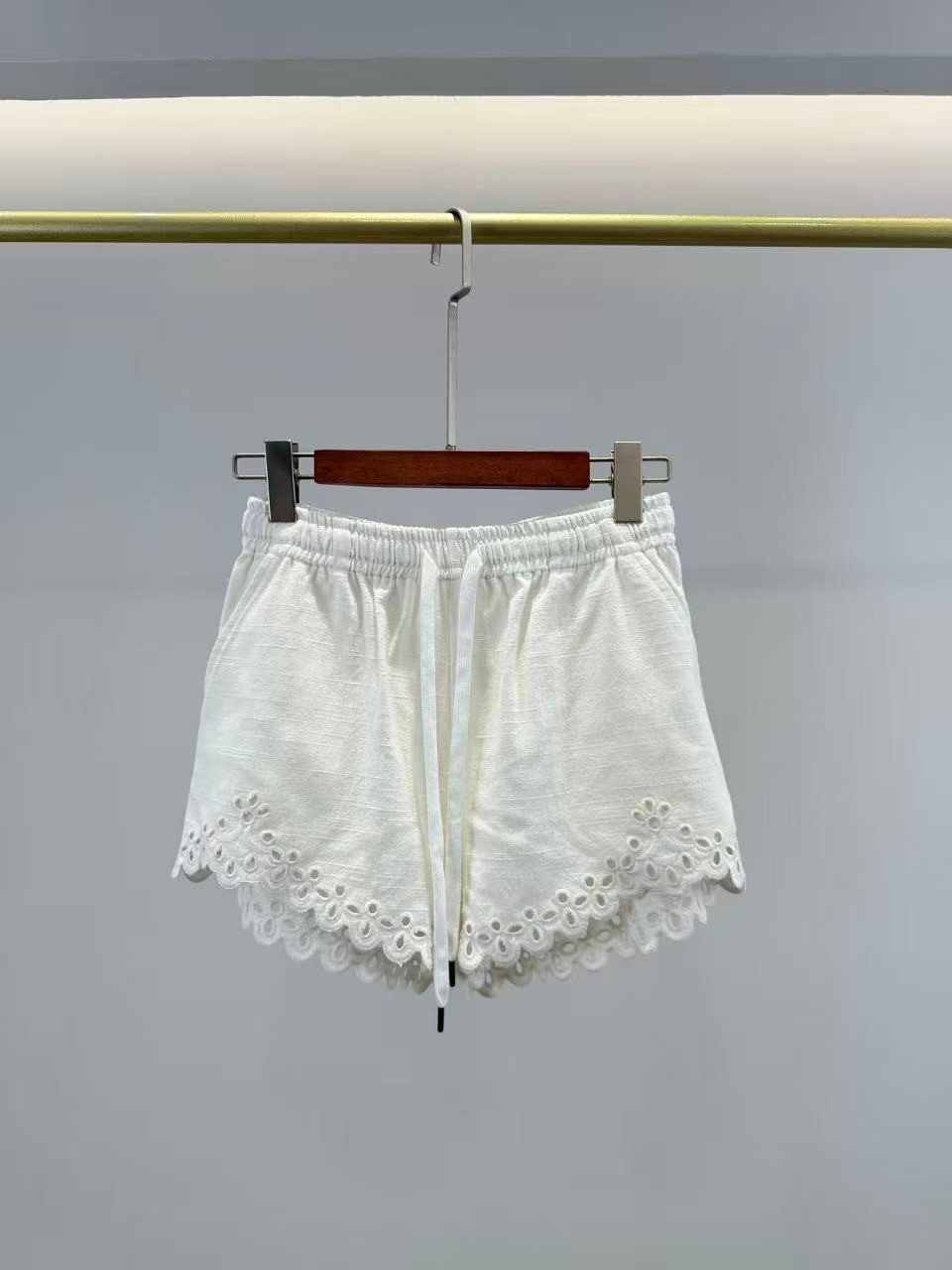 NO:794975,New models available from stock, 26 summer style niche embroidered Tencel cotton and linen suits, one color three sizes SML top S bust 96CM shoulder width 42CM length 63CM shorts waist 68CM hip 96CM pants length 30CM and so on,,shorts,19860909新款现货供应,26夏款小众刺绣天丝棉麻套装 一色三码SML上衣S胸围96CM 肩宽42CM 衣长63CM 短裤S腰围68CM 臀围96CM 裤长30CM 以此类推,,shorts,,Women's clothing