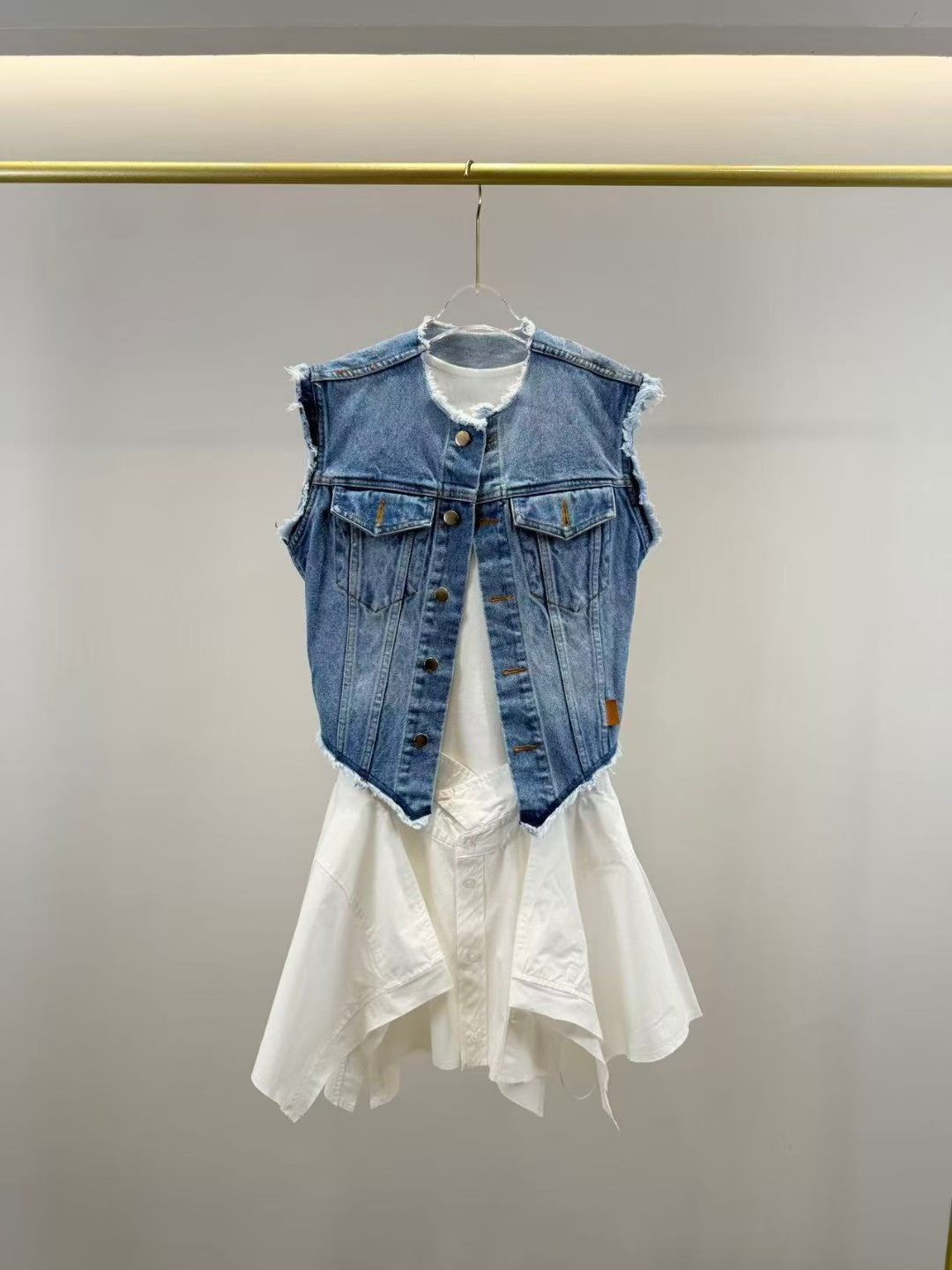 NO:804932,New models available from stock, spring and summer 26, new niche denim, vest splicing, knitted layered A-line dress (denim vest is detachable and can be worn alone, and the inner one can also be worn alone) one color and three sizes SML (vest S shoulder width 38CM, bust 91CM, dress length 44CM, dress S waistline 62CM, bust 67CM lower waist 70CM, skirt length 81CM and so on),,skirts,19860909新款现货供应,26春夏 新款小众牛仔 马甲拼接 针织叠穿A字连衣裙（ 牛仔马甲可拆卸可单穿,里面的也可以单穿）一色三码SML（马甲S肩宽38CM 胸围91CM 衣长44CM 连衣裙S腰围62CM 胸围67CM下腰围70CM 裙长81CM 以此类推）,,skirts,,Women's clothing