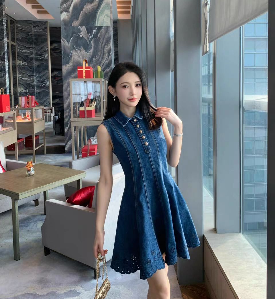 NO:805726,Self-Portrait new season series, synchronized with the official website, original one-to-one high-end customization, denim blue, embroidered lace, sleeveless lapel, short dress, one color, four sizes, SMLXL (S length 85CM, bust 84CM suitable, waist 68CM and so on) B,,skirts,19860909Self-Portrait 新一季系列 官网同步 原版一比一高端定制 牛仔蓝色 刺绣花边 无袖翻领 短款连衣裙小洋装 一色四码SMLXL（S衣长85CM 胸围84CM内合适 腰围68CM 以此类推）B,,skirts,,Women's clothing