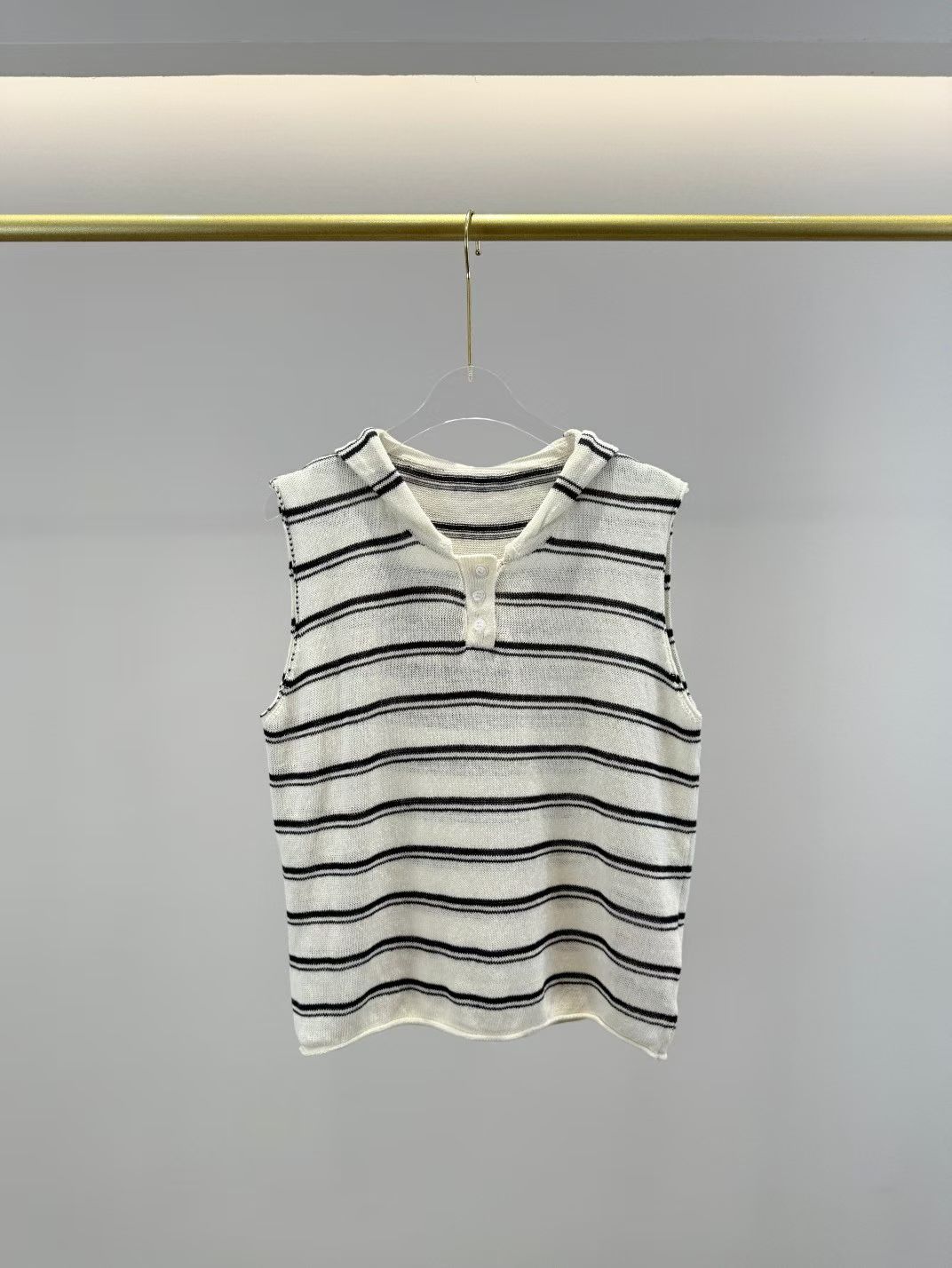 NO:823279,26 new summer products are available from stock. Contrast color hooded knitted sleeveless vest linen top (linen cotton composition) one color and three sizes SML (S bust 93CM, shoulder width 37CM, length 53CM and so on A,,hats,19860909新款现货供应26夏款新品 撞色连帽针织 无袖背心亚麻上衣（亚麻棉成分）一色三码SML（S胸围93CM 肩宽37CM 衣长53CM以此类推A,,hats,,Women's clothing