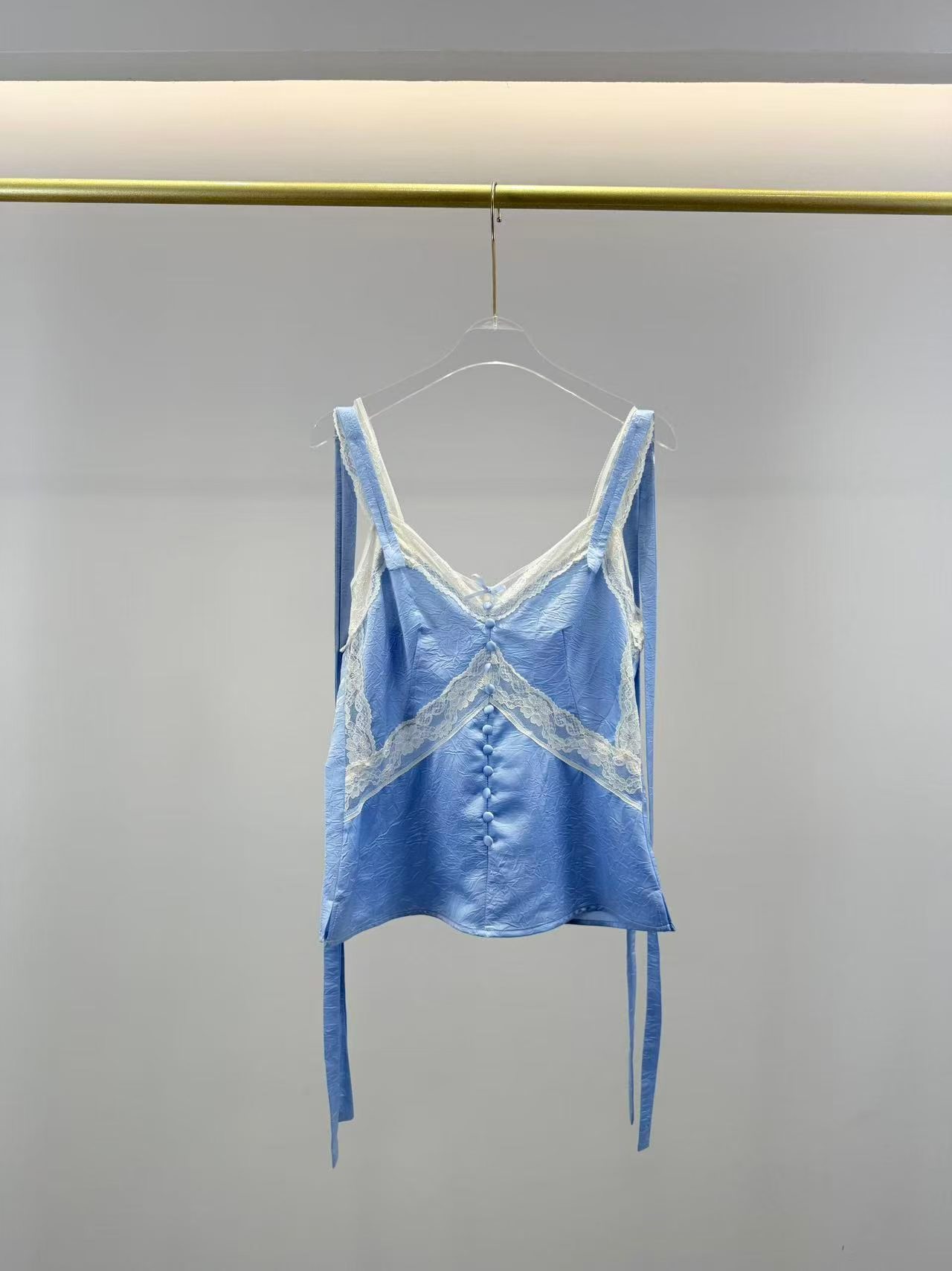 NO:825030,New models are available from stock, 26 summer new products, small lace, patchwork sleeveless, bow suspender top, one color and three sizes SML (S bust 84CM, length 51CM and so on),,19860909新款现货供应,26夏款新品 小蕾丝 拼接无袖 蝴蝶结吊带上衣 一色三码SML（ S胸围84CM 衣长51CM以此类推）,,,Women's clothing