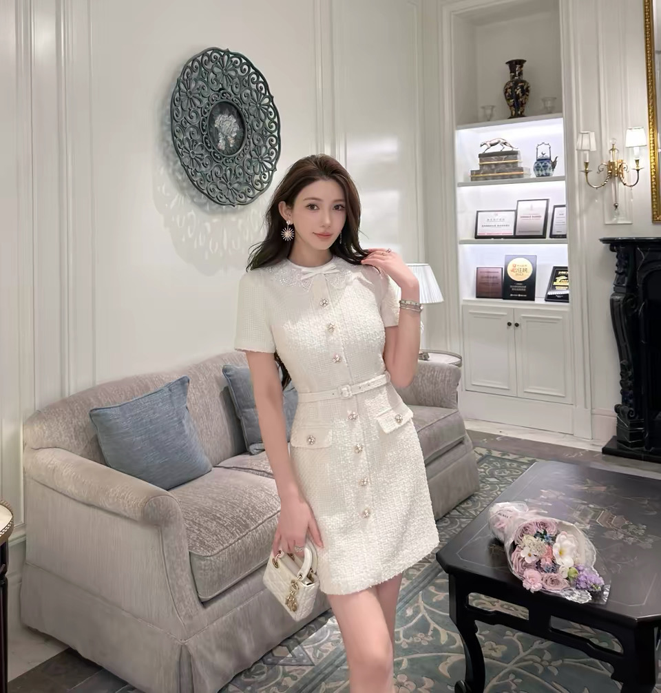 NO:924418,Self-Portrait new season series, synchronized with the official website, original one-to-one high-end customization, small fragrance, French style, doll collar, waist slimming, off-white, petite short dress (belt included) one color, four sizes SMLXL (S skirt length 82CM, bust 84CM suitable, waist 70CM and so on),,skirts,19860909Self-Portrait 新一季系列 官网同步 原版一比一高端定制 小香风 法式 娃娃领 收腰显瘦 米白色 小个子 洋装短款连衣裙（送腰带）一色四码SMLXL（S裙长82CM 胸围84CM内合适 腰围70CM以此类推）,,skirts,,Women's clothing