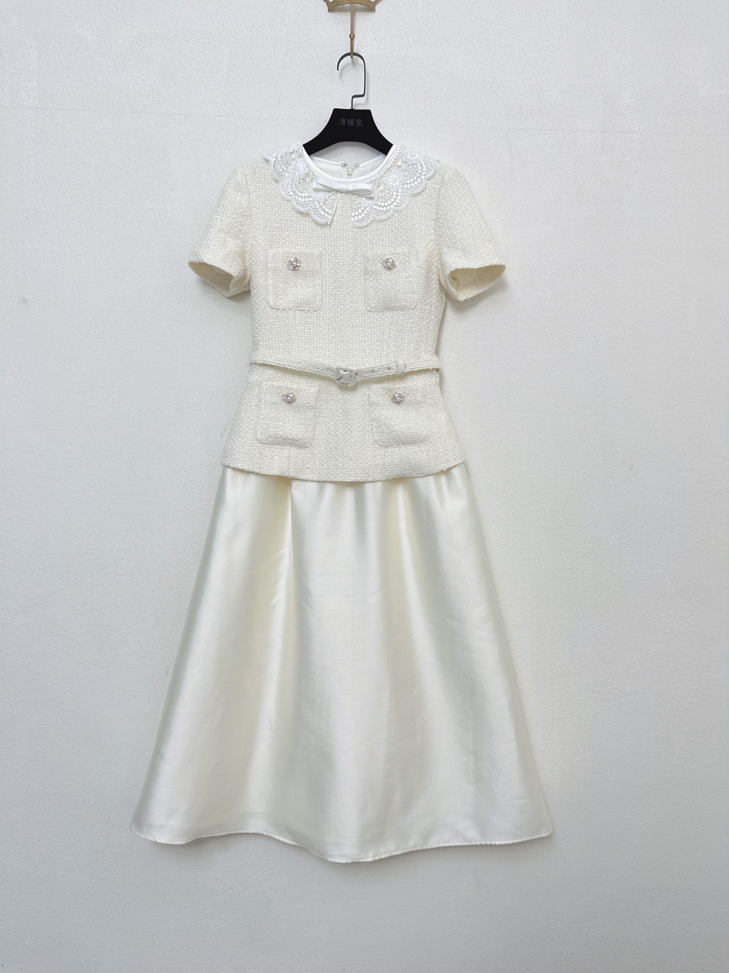 NO:925443,Self-Portrait new season series, synchronized with the official website, original one-to-one high-end customization, high-end, small fragrance, French lady style, off-white baby collar, rich-style waist, slim long dress, one color, four sizes, SMLXL (S skirt length 125CM, bust 84CM suitable, waist 68CM and so on),,skirts,19860909Self-Portrait 新一季系列 官网同步 原版一比一高端定制 高级感 小香风 法式名媛 米白色娃娃领 千金风收腰 修身长款连衣裙一色四码SMLXL（S裙长125CM 胸围84CM内合适 腰围68CM 以此类推）,,skirts,,Women's clothing