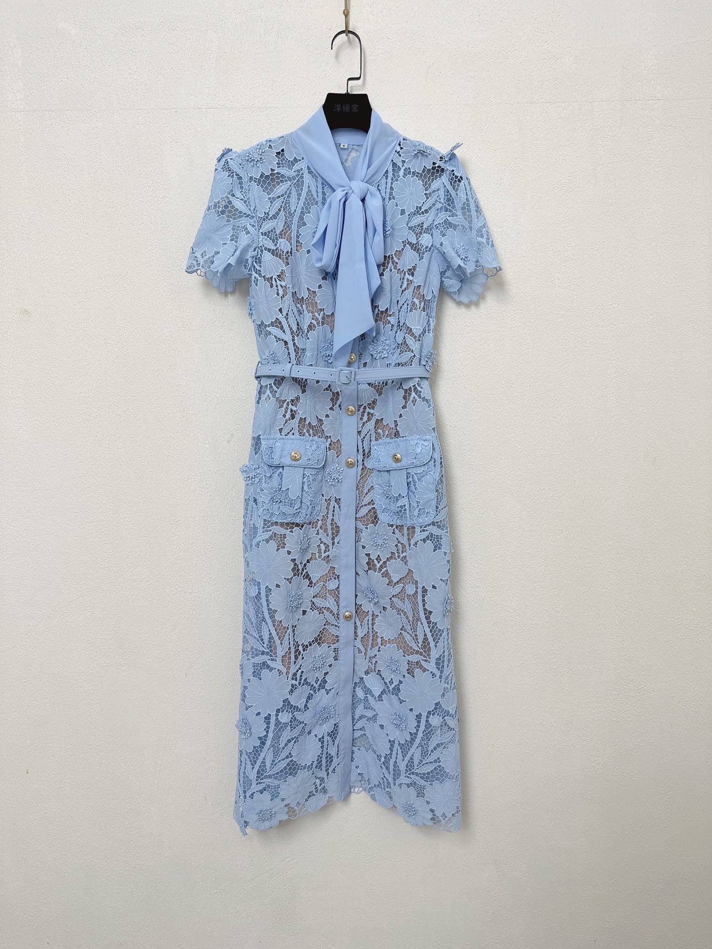 NO:929748,Self-Portrait new season series, synchronized with the official website, original one-to-one high-end customization, French style, blue water-soluble flowers, heavy lace, three-dimensional flowers, short-sleeved tie, waist-cinching temperament for commuting, long dress, four sizes in one color, SML19860909Self-Portrait 新一季系列 官网同步 原版一比一高端定制 法式 蓝色水溶花 重磅蕾丝 立体花朵 短袖系领结 收腰气质通勤 长款连衣裙一色四码SMLXL（S衣长116CM 胸围84CM内合适 腰围67CM 以此类推）m,,skirts,T-shirt,,Women's clothing