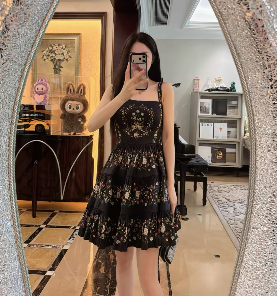 NO:922003,AGUA by Agua Bendita High-end Australian style, retro printing, light luxury and elegance, oil painting printing, beautiful suspender dress, one color and three sizes SML (S length 80CM, bust 84CM suitable, waist 67CM and so on),,skirts,19860909AGUA by Agua Bendita 高端澳美风 复古印花 轻奢优雅气质显 油画印花 吊带绝美连衣裙一色三码SML（S衣长80CM 胸围84CM内合适 腰围67CM以此类推）,,skirts,,Women's clothing
