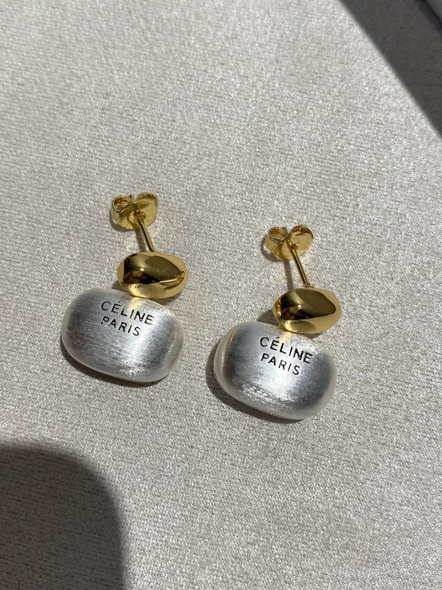 NO:632434,88180, CE small gold hanging large silver stud earrings. Fashionable, simple, and very creative design, with hand-drawn texture and matte mercerized texture!  Very fairy, very soft, elegant!  Because of the extremely simple design, the more you have to do it well, the more retro Hong Kong style will come out, a mid-century Vintage style, minimalist but not simple, with a fashionable personality and temperament, very suitable for daily matching!  ,,Cardia high-end jewelry1986090988180,CE 小金吊大银耳钉 时尚又简约,又很有创意的设计,手工拉丝纹路亚光丝光质感！非常仙,非常柔美,落落大方！因为极其简单的设计,越是要做好,才有那种复古港风味道出来,一股中古风Vintage范,极简而不简,个性时髦气质,非常适合日常搭配！,,卡迪亚高端饰品,Jewelry