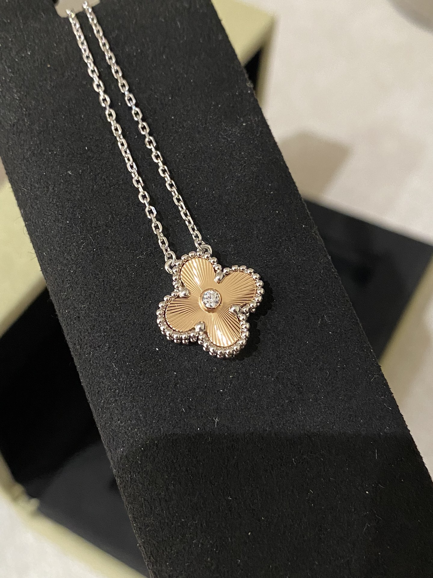 NO:881220,88240, VCA rose gold and white gold are so beautiful. The old rules are first come first served. Beautiful and beautiful. Specially, the real gold version can be customized. Only the right version of the real gold product will be made!  Invincible and perfect craftsmanship, the edges and beads are consistent, full and round, unlimited magnification and details. I am so confident in this craftsmanship. It can be said that if you take a lot of gold products in the K market, the workmanship is not as good as ours. Zoom in and look at each of our stripes. They are all CNC machined. More importantly, our C craftsmanship is completely inferior.  A trace of knife marks, knife marks (referring to CNC cutting marks), many of them are not C at first glance, and many are even C, but the workmanship is not up to standard at first glance, there are many knife marks. Take a look at our precision engraving machine with a diamond knife. Every cut surface is as smooth as a mirror, without a trace of knife marks!  They are all very bright, so they can show completely different pattern effects when viewed from different angles. It is an absolute handicraft and an absolute visual feast!  The effect produced by the 8-axis machine is a complete Z-sight. Specially customized CNC buttons!  Clean and neat!  The engraving is clear and distinct, and every detail reflects the invincible high-end texture. At a small price, you can experience the visual impact of 3W, Cardia high-end jewelry.1986090988240, VCA 玫瑰金拼白金色太绝美啦老规矩先到先得好美好美好特别可订做真金版,只做对版真金货！无敌完美的工艺,边珠一致z饱满圆润无限放大怼细节就是这么自信这个工艺,可以说,你拿去K市面很多金货,做工都没有我们的好,放大看我们的每一条条纹,全部CNC过机,更重要的我们C的工艺,完完全全没有一丝刀痕,刀痕（就是指CNC切过的痕迹）很多一看就看出来不是C的,很多就算C的,工艺一看就是不过关的,特别多刀痕,看一下我们的,用钻石刀的精雕机,出来的每一个切面,都是光滑如镜面,一丝刀痕都没有！全部是非常光亮的,因此在不同角度看可以完完全全呈现出不同的花纹效果,绝对的工艺品,绝对的视觉盛宴！8轴机出来的效果,完完全全的z既视感特别定制的cnc扣子！干净利落！刻字清晰分明每一个细节都体现出无敌高级质感小价位即可体验3w的z视觉冲击,,卡迪亚高端饰品,Jewelry