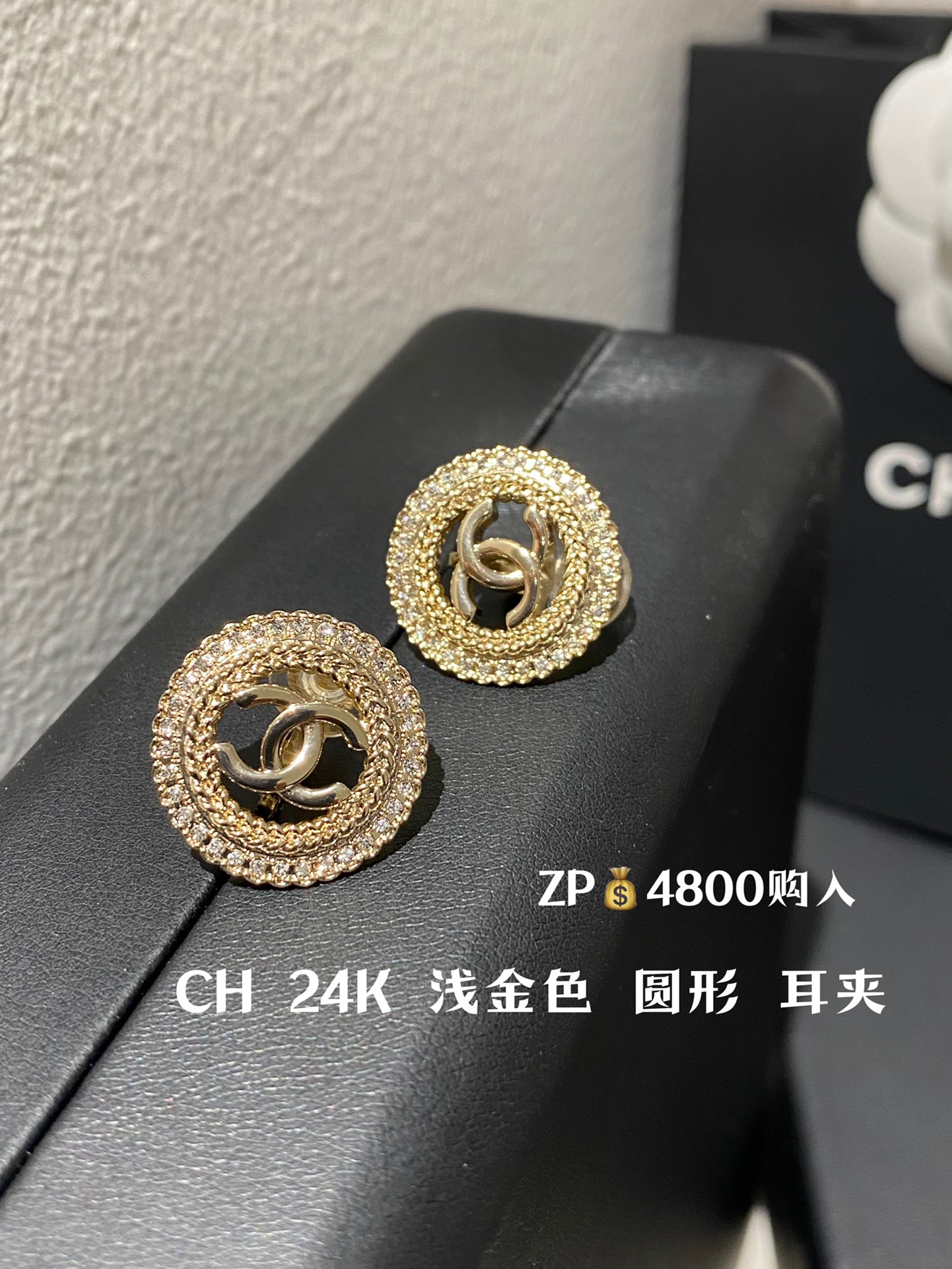 Clip de oreja CH redondo de oro claro con diamantes de imitación de 24 quilates comprado en ZP, diámetro 2 cm