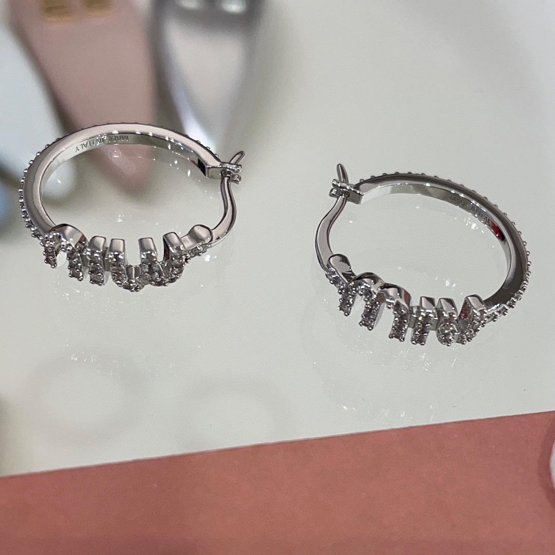 NO:634489,88180, the earring style arrived today. New silver full diamond letter earrings. Refreshing and simple design of small earrings with full diamond letters. It looks delicate and cute when worn on the upper ear. It is full of sophistication. It is a daily must-have for the sweet rich daughter. Z version customization. Consistent brass material. Wax inlaid zircon, earrings, high-end Cartier jewelry.1986090988180,今日到货耳圈款 新款银色满钻字母耳环 清爽简单的满钻字母小耳圈设计 佩戴上耳很显秀气可爱 精致感满满 甜美富家千金日常必备 z版定制 一致黄铜材质 蜡镶锆石,,earrings,卡迪亚高端饰品,Jewelry